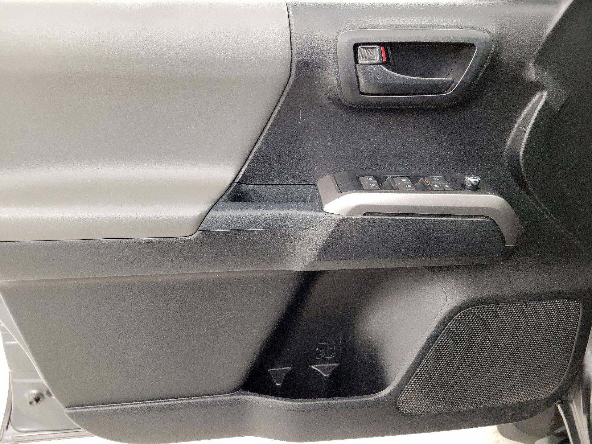 Thumbnail: 2017 Toyota Tacoma - 12