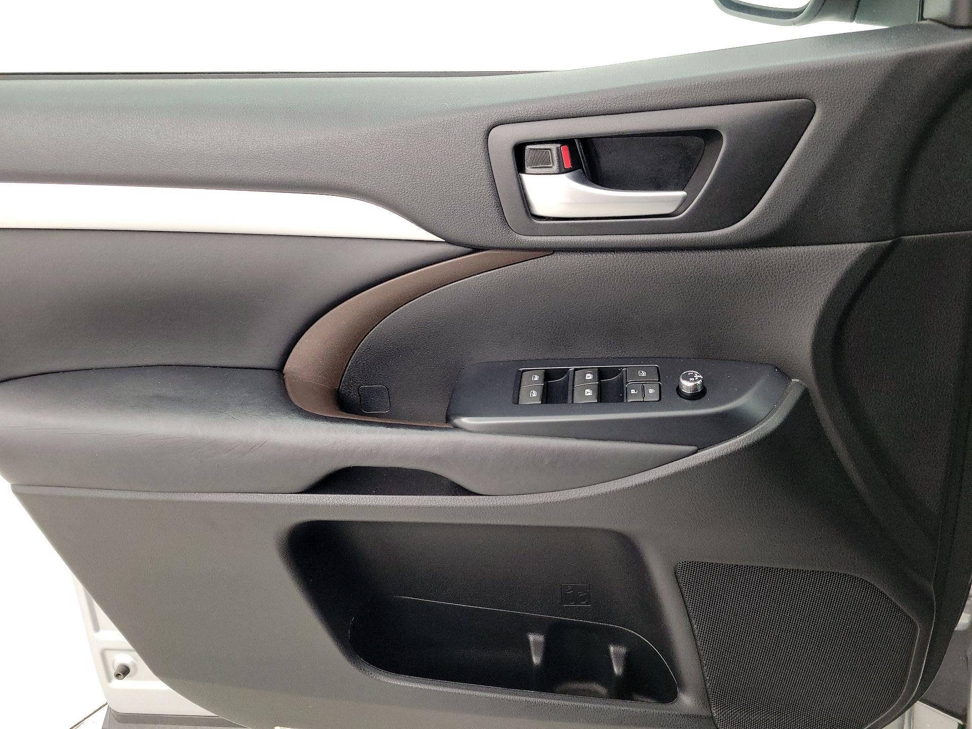 Thumbnail: 2018 Toyota Highlander - 12