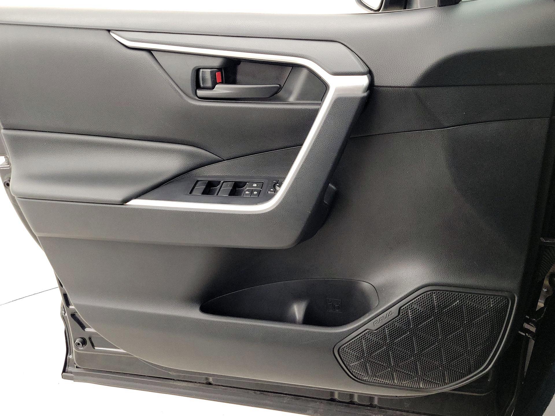 Thumbnail: 2020 Toyota RAV4 - 12