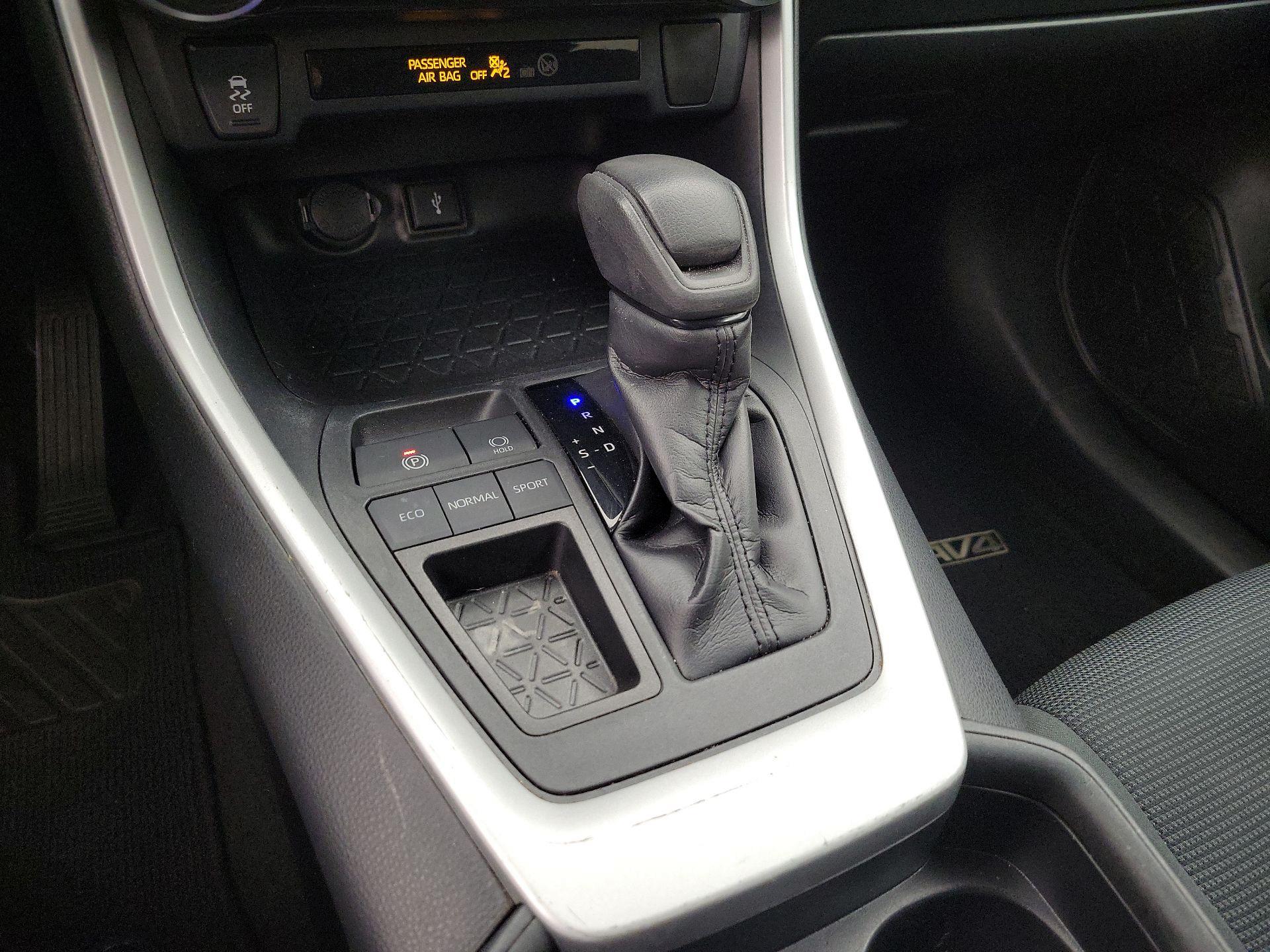 Thumbnail: 2020 Toyota RAV4 - 17