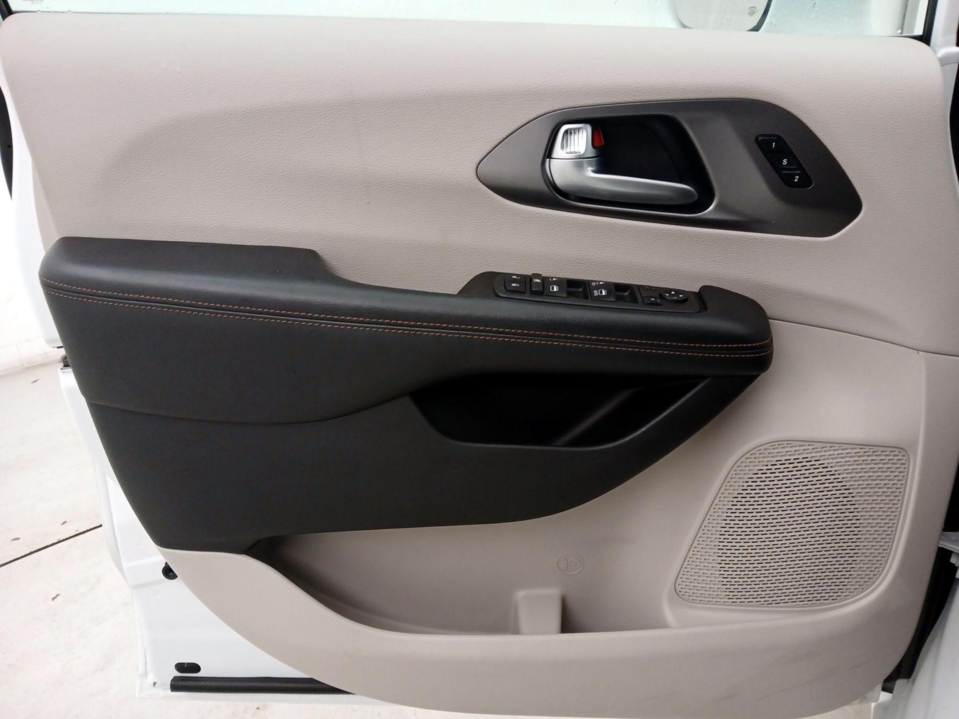 Thumbnail: 2020 Chrysler Pacifica - 12