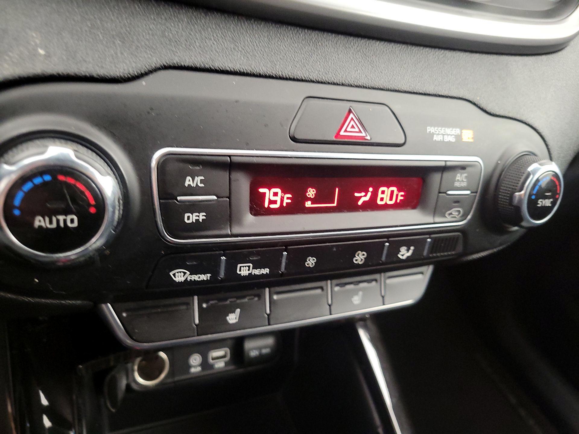 Thumbnail: 2020 Kia Sorento - 16