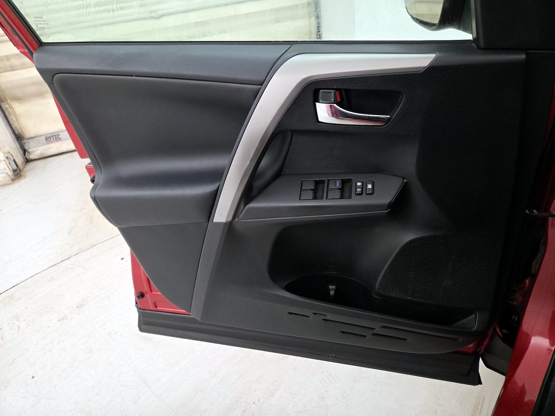 Thumbnail: 2016 Toyota RAV4 - 12