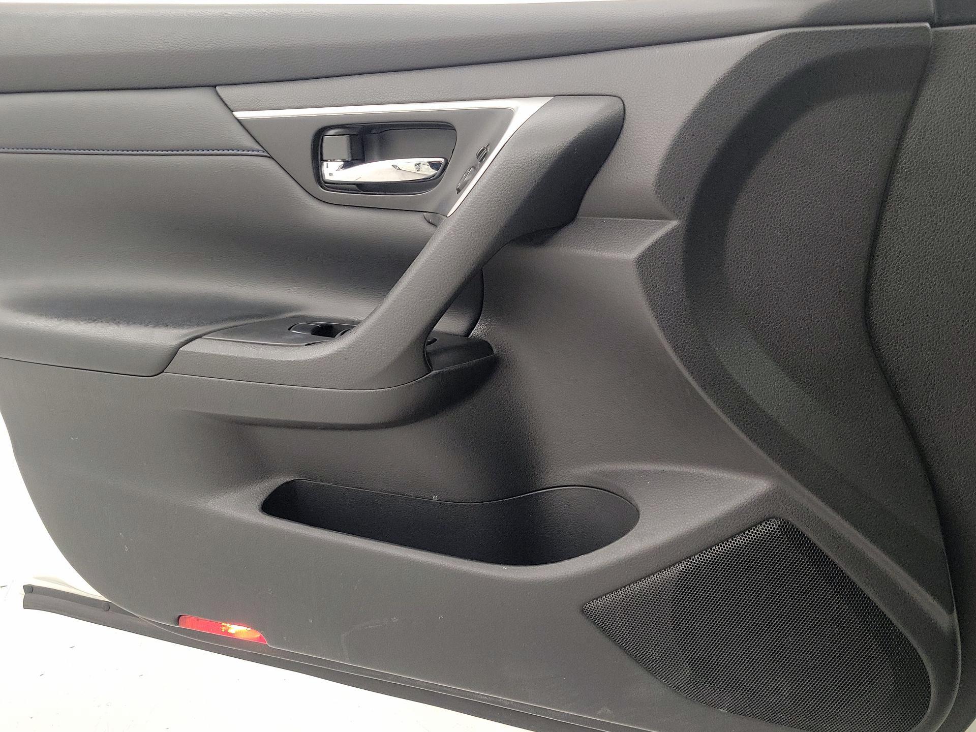 Thumbnail: 2016 Nissan Altima - 12