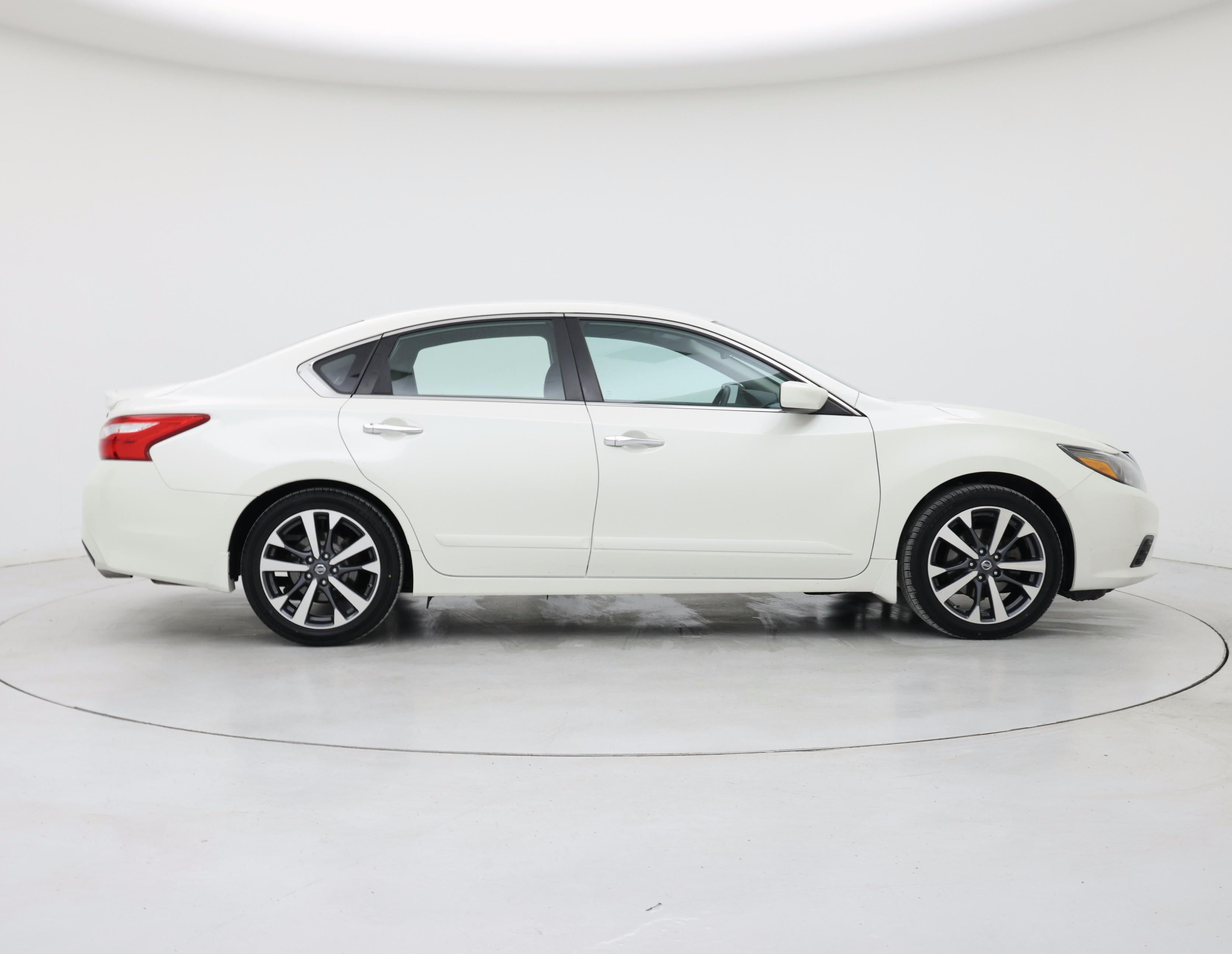 Thumbnail: 2016 Nissan Altima - 7
