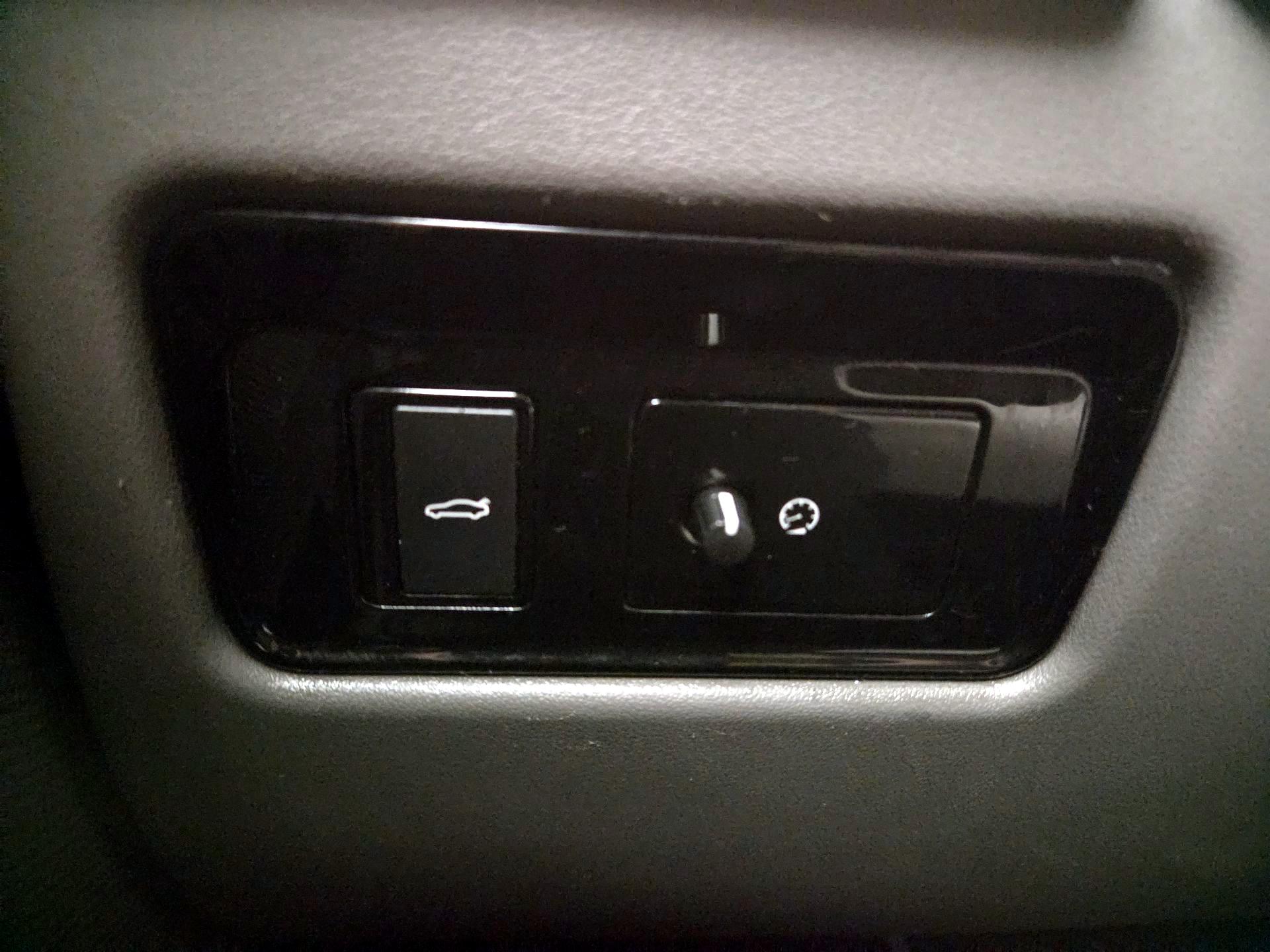 Thumbnail: 2017 Jaguar XE - 13