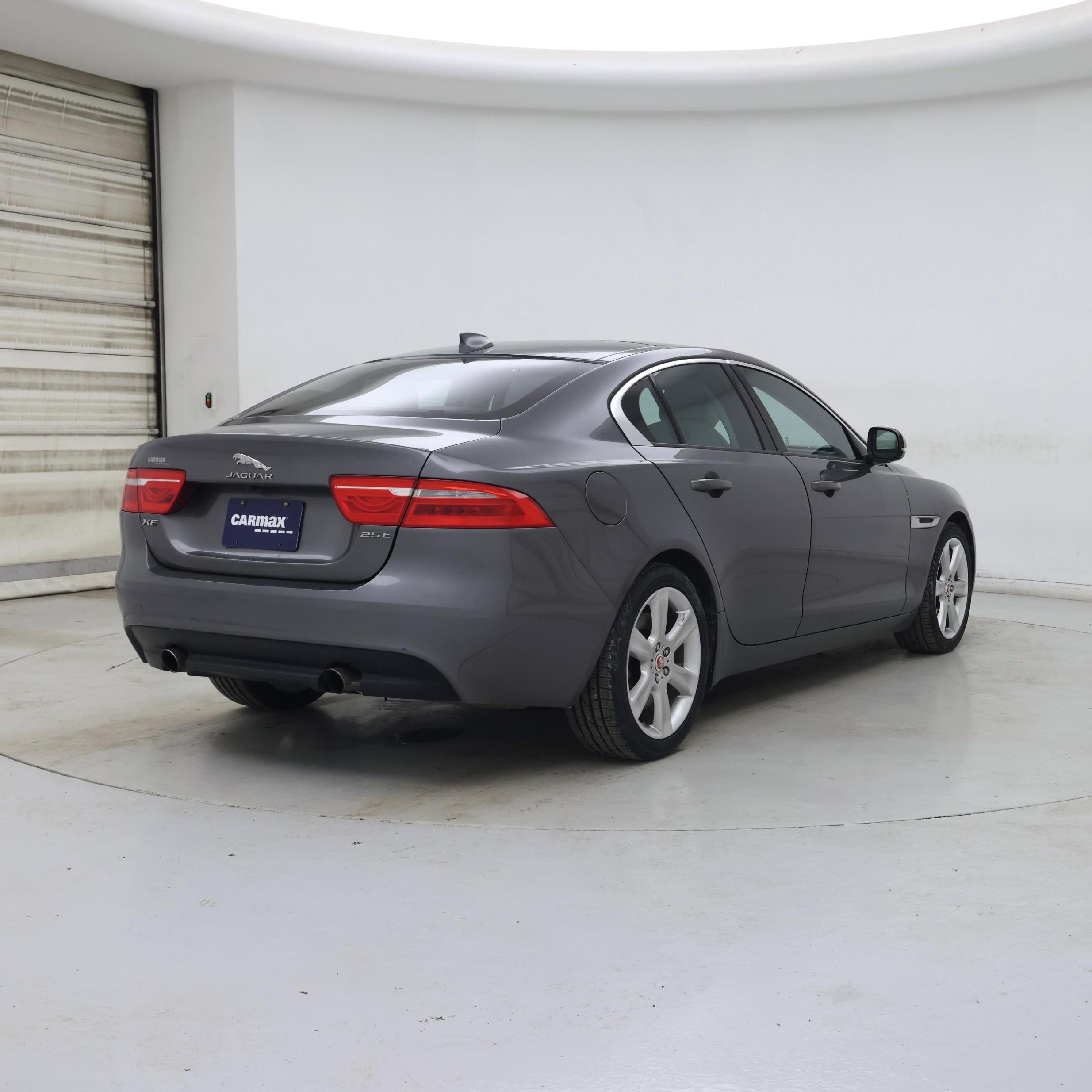 Thumbnail: 2017 Jaguar XE - 8