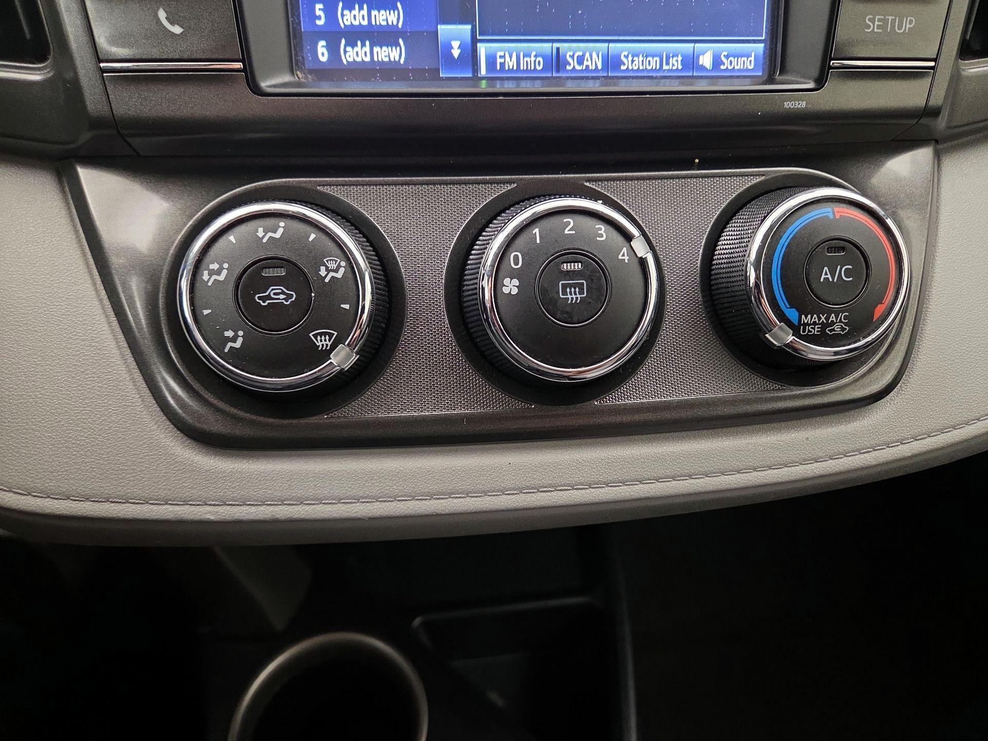 Thumbnail: 2015 Toyota RAV4 - 16