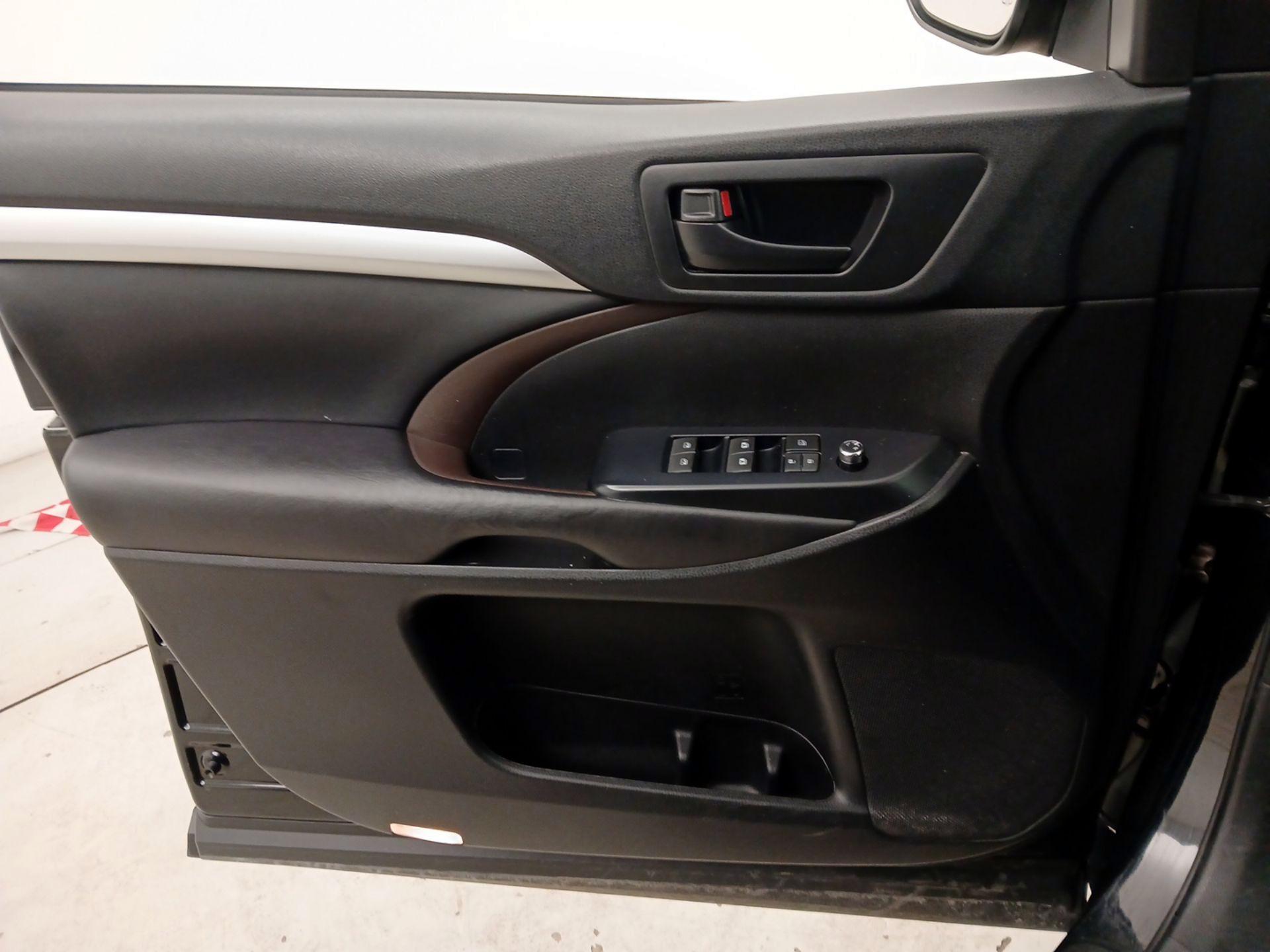 Thumbnail: 2017 Toyota Highlander - 12