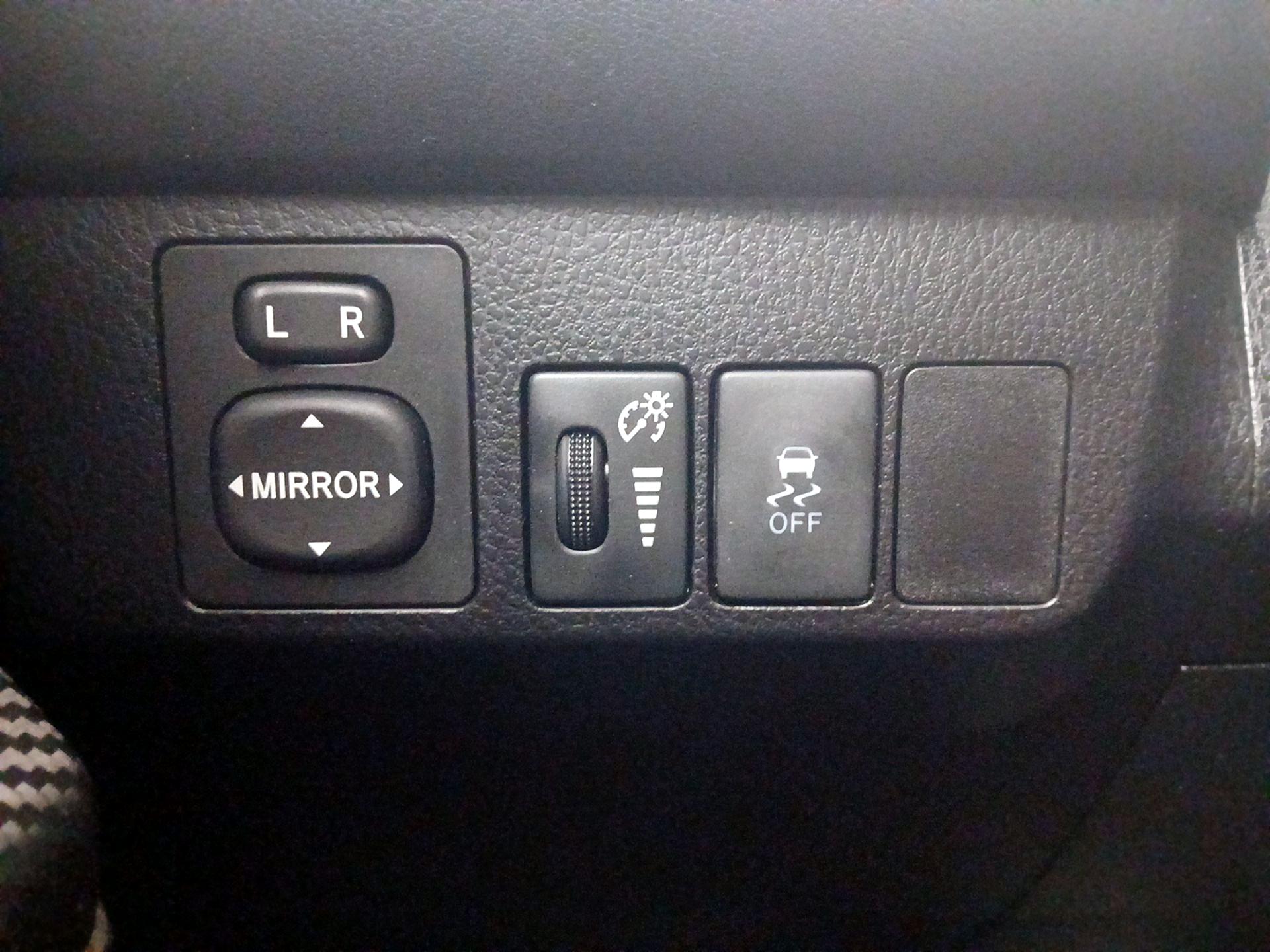 Thumbnail: 2015 Toyota RAV4 - 13