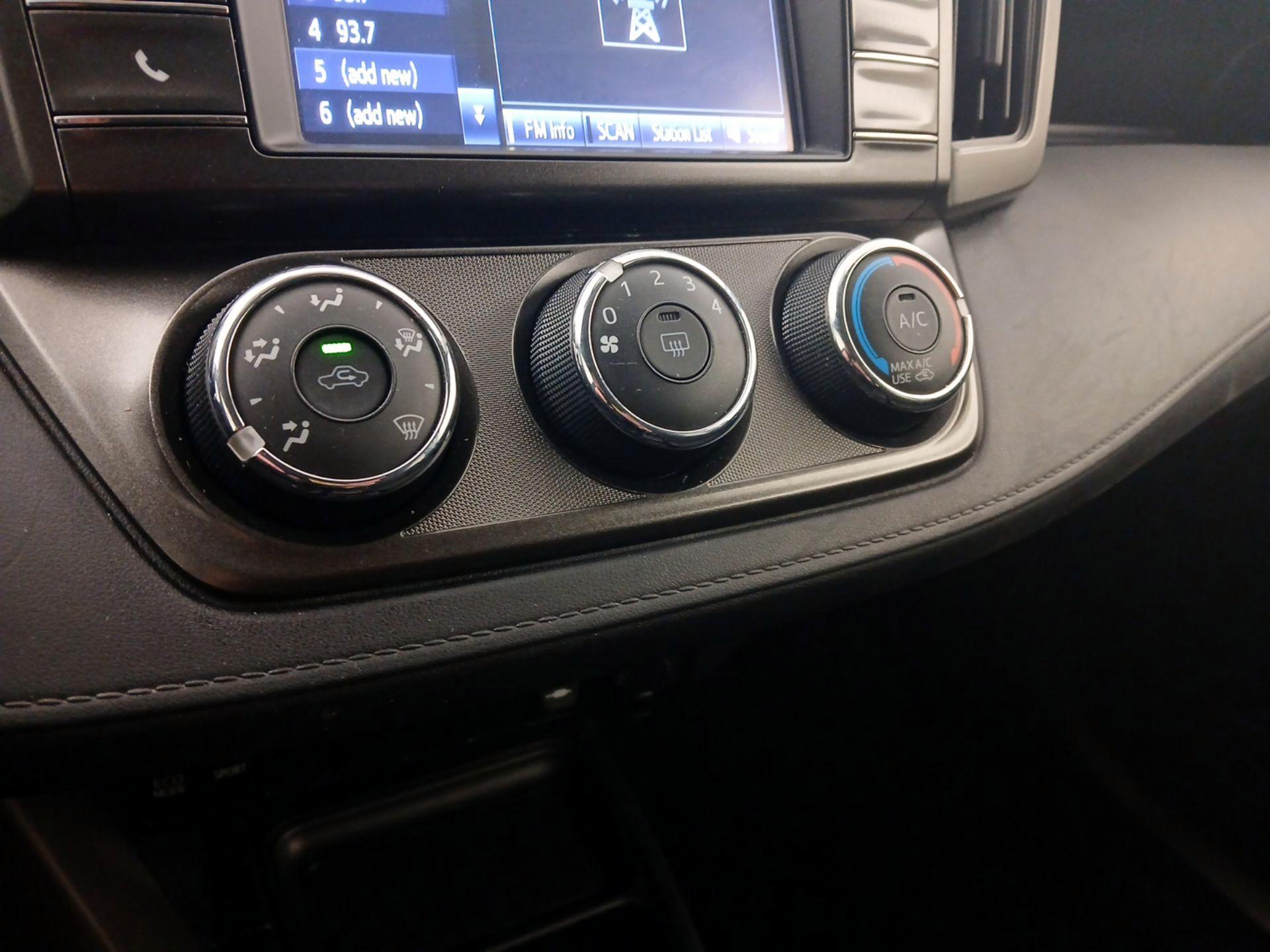 Thumbnail: 2015 Toyota RAV4 - 16