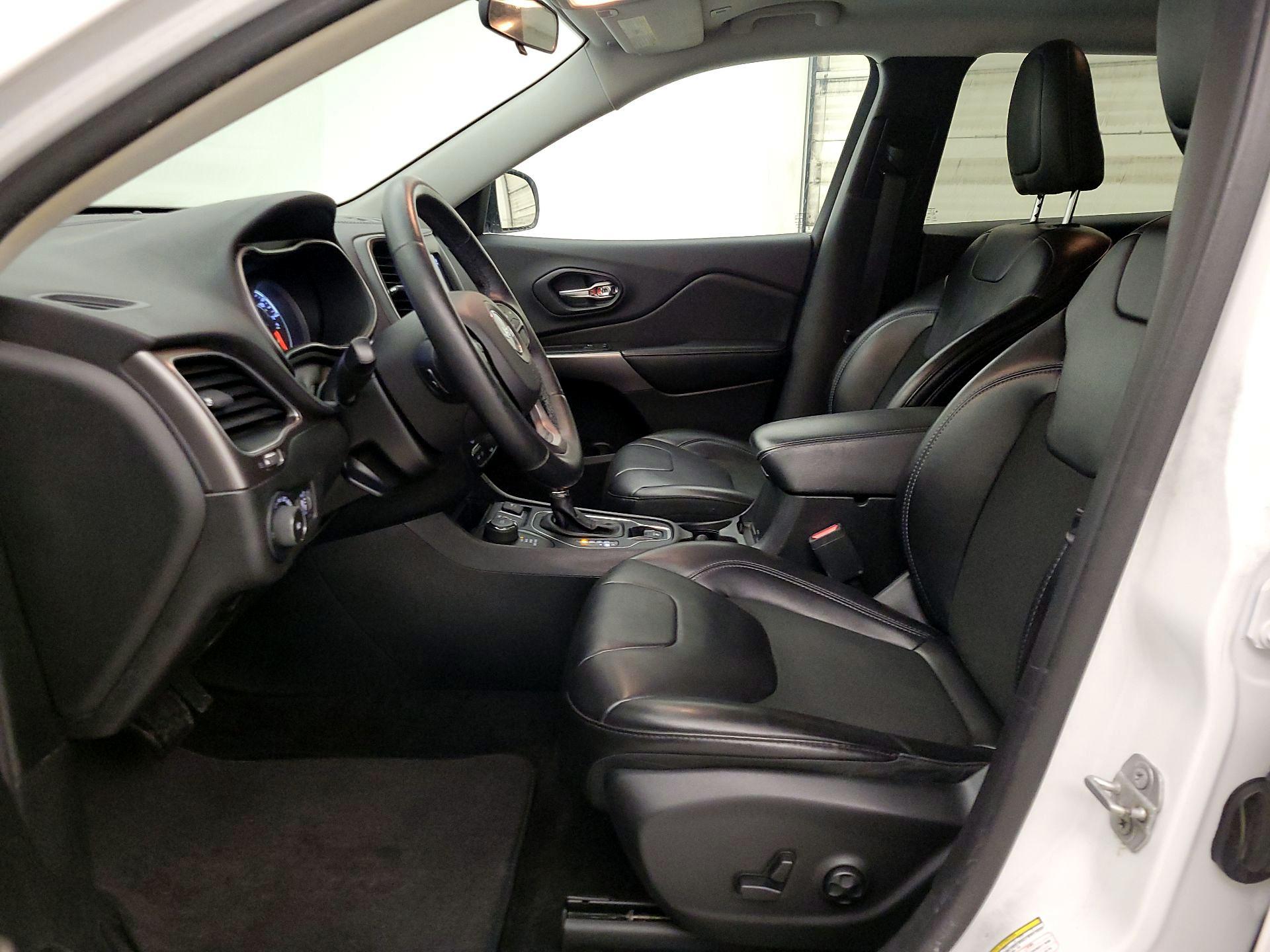 Thumbnail: 2019 Jeep Cherokee - 11