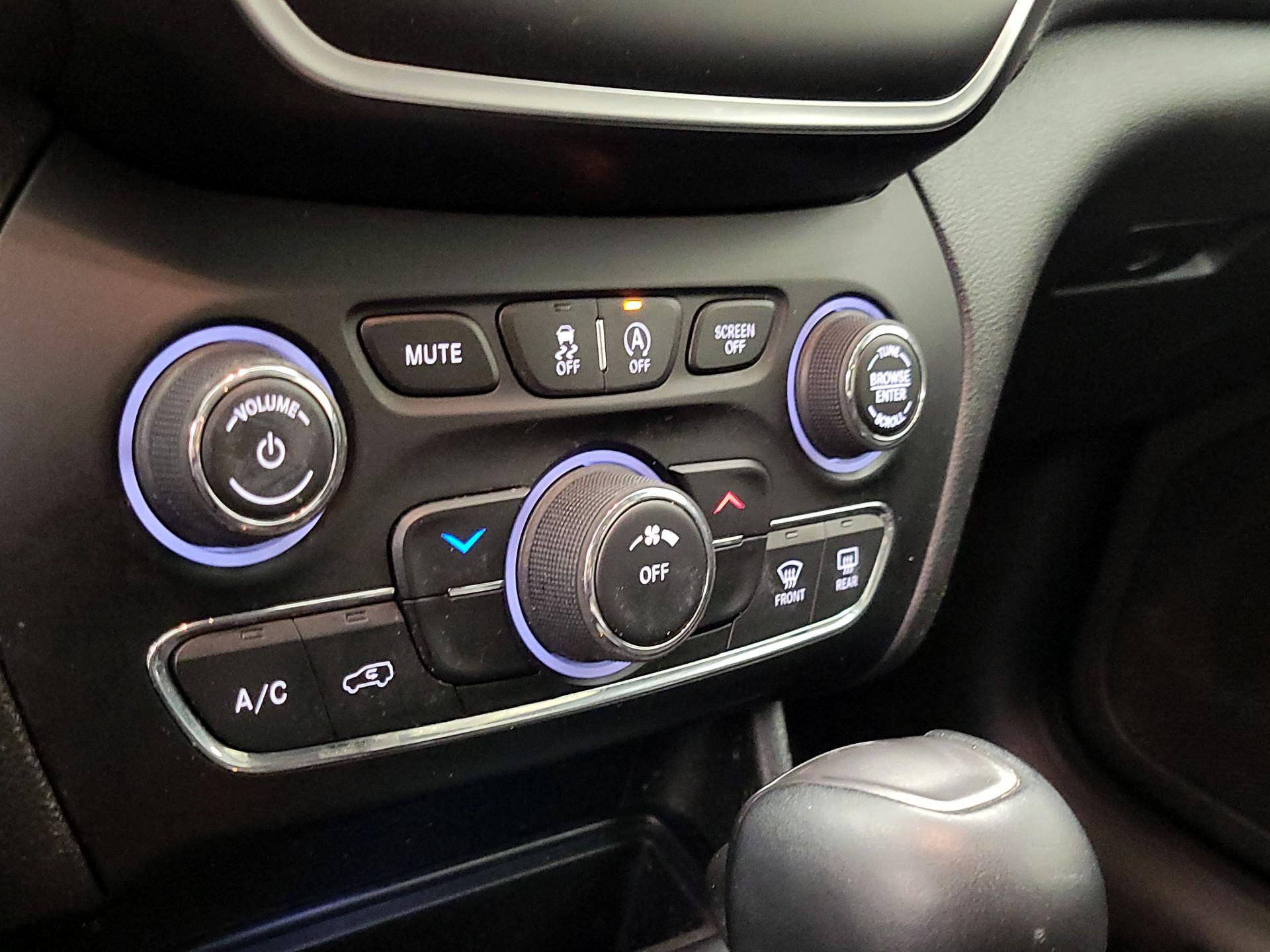 Thumbnail: 2019 Jeep Cherokee - 16