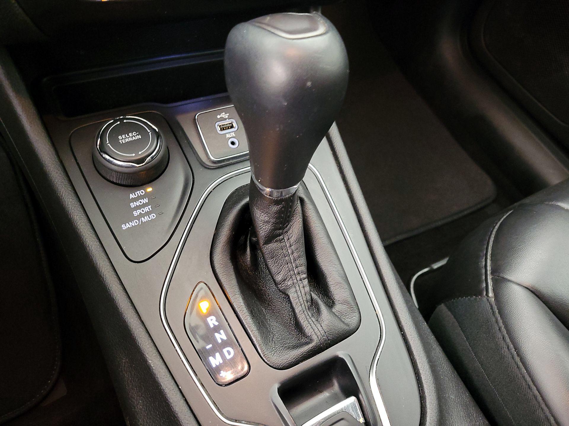 Thumbnail: 2019 Jeep Cherokee - 17