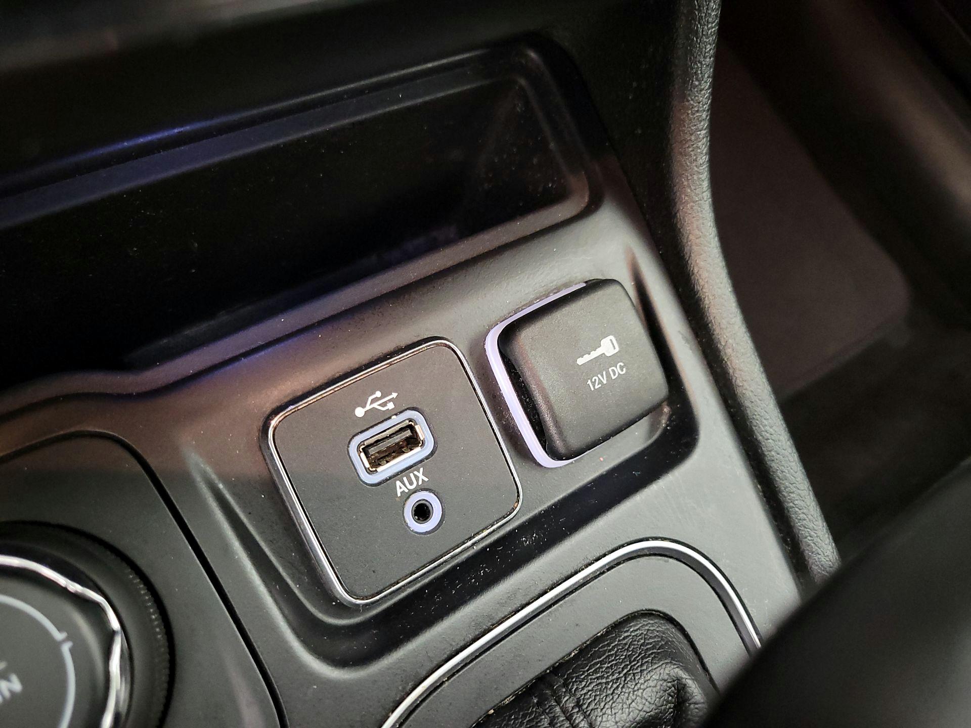 Thumbnail: 2019 Jeep Cherokee - 18