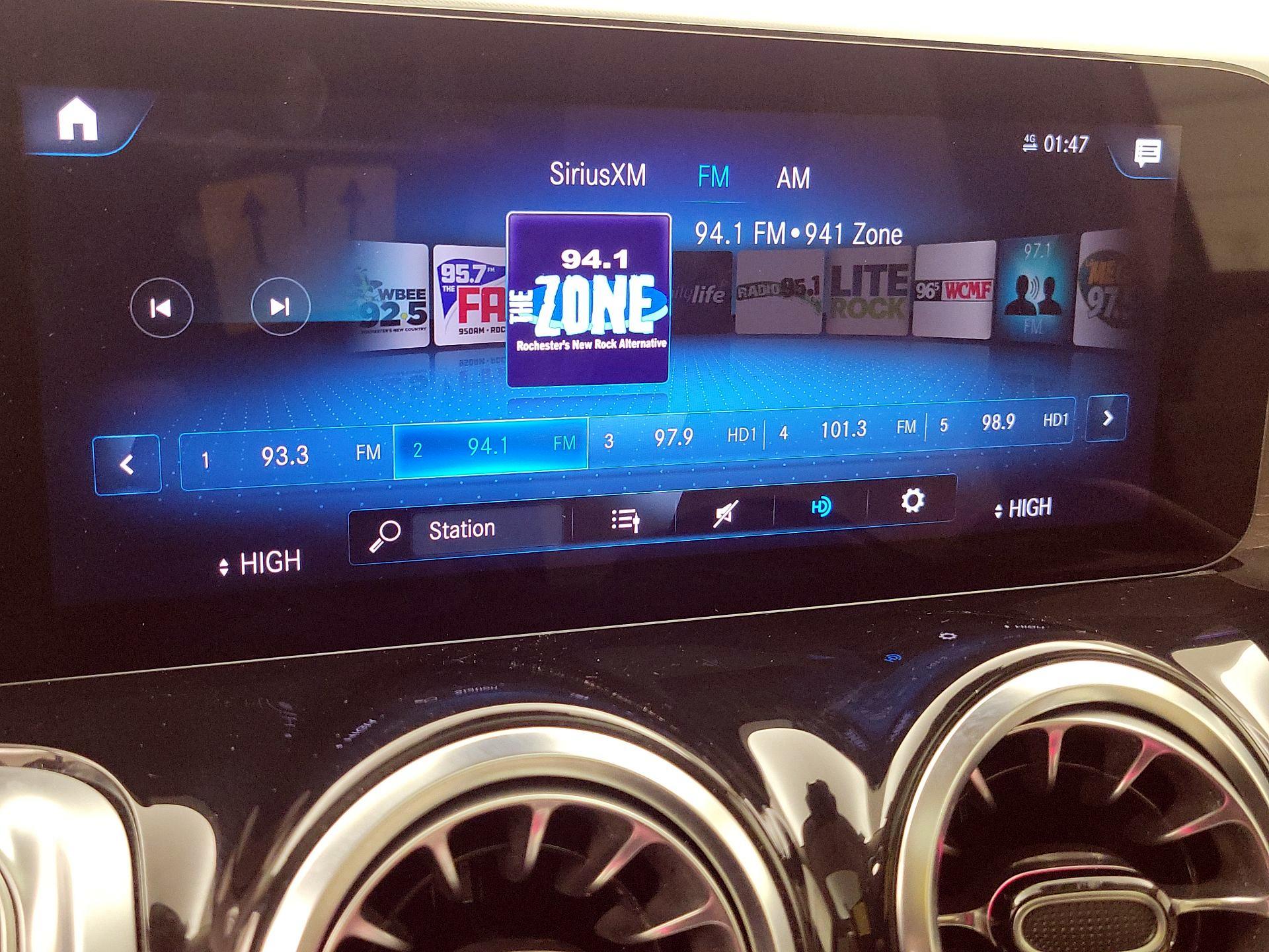 Thumbnail: 2023 Mercedes-Benz GLB - 16