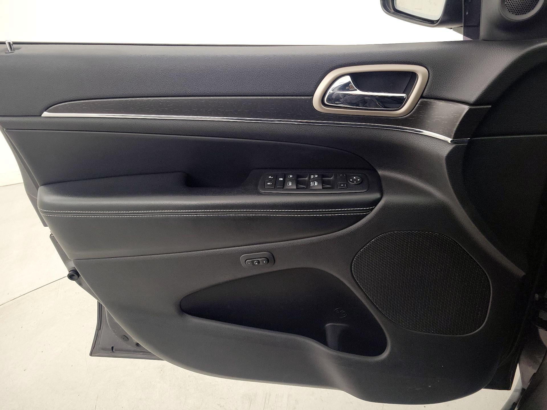 Thumbnail: 2016 Jeep Grand Cherokee - 12