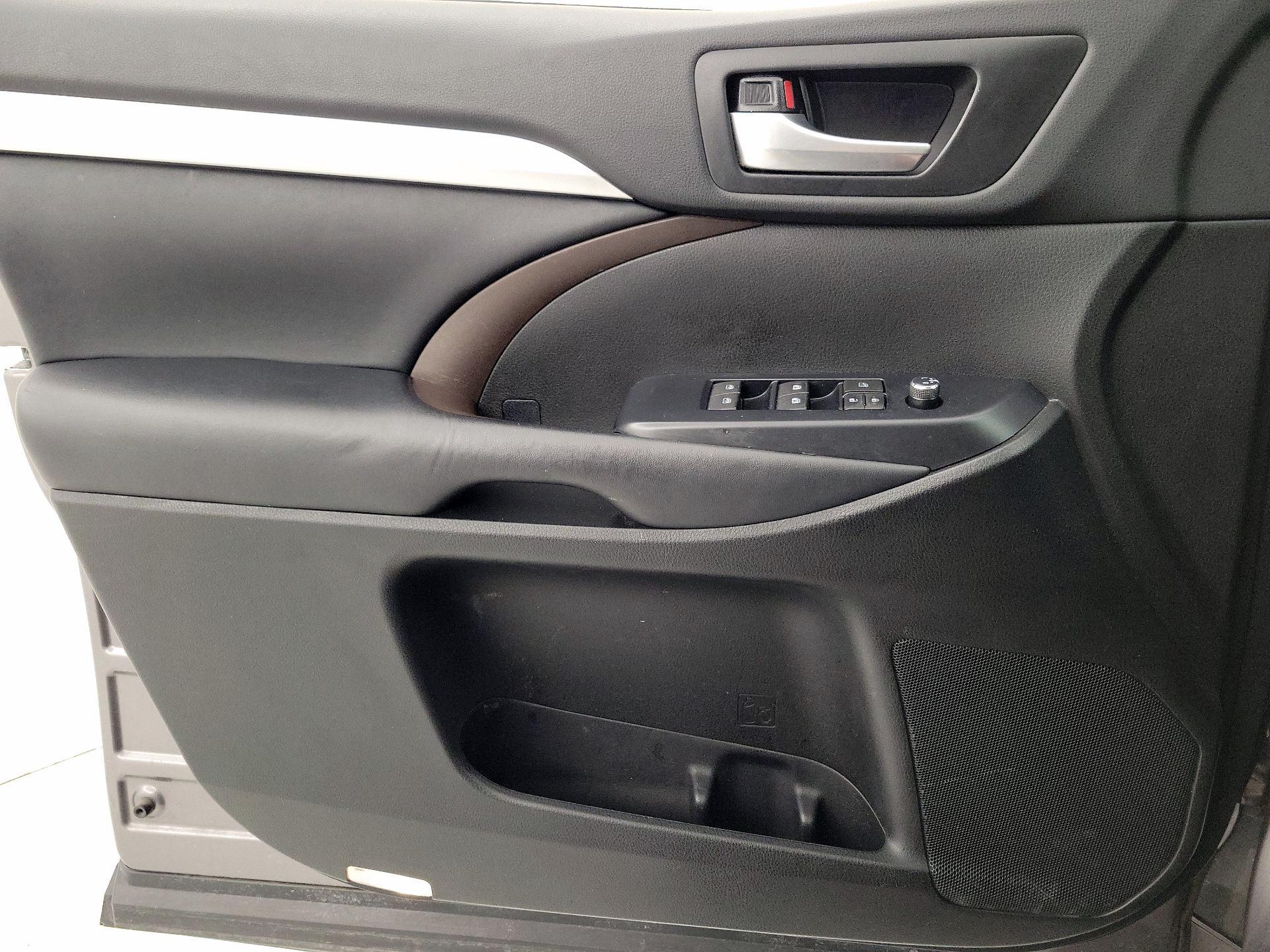 Thumbnail: 2018 Toyota Highlander - 12