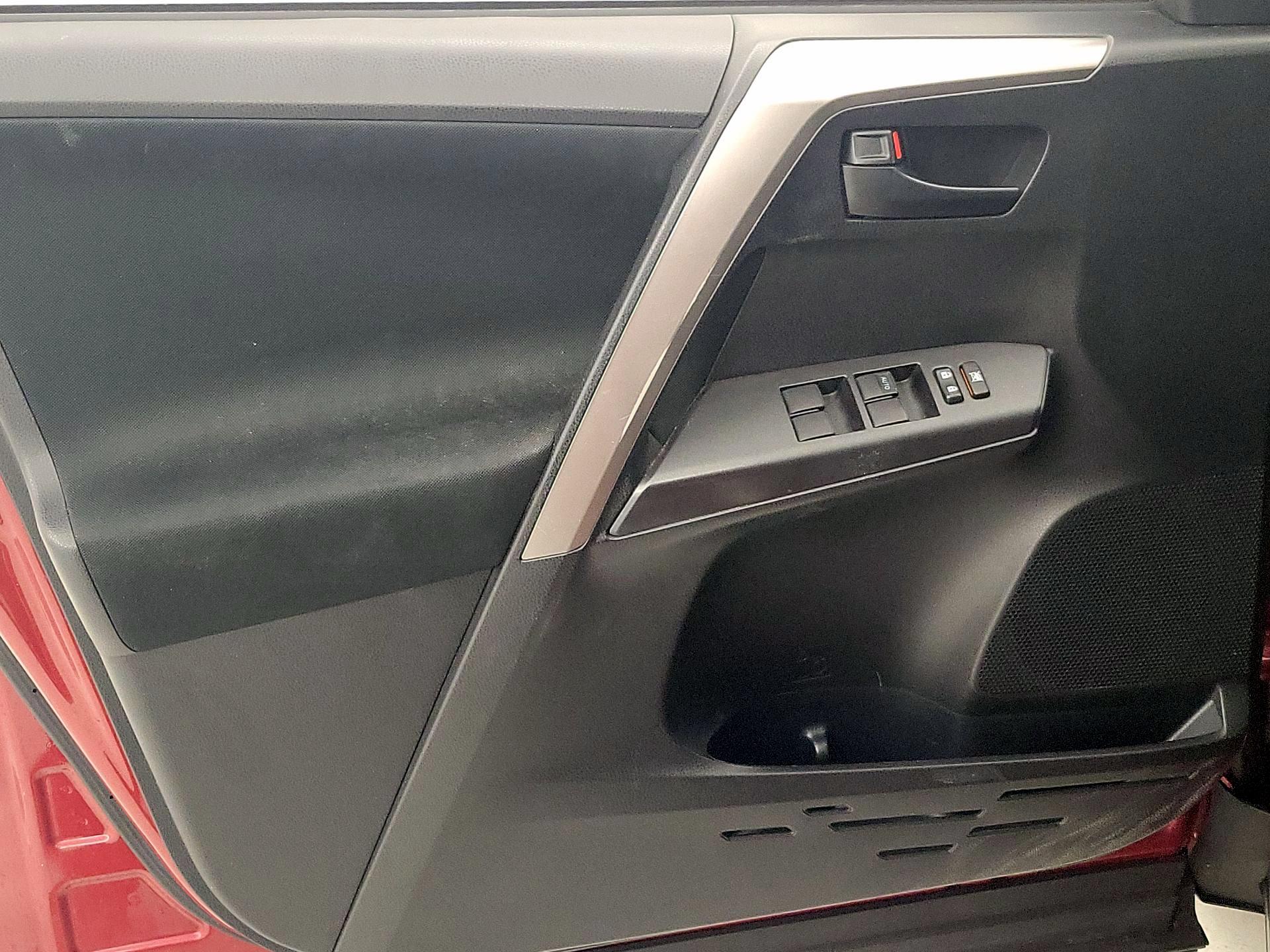 Thumbnail: 2018 Toyota RAV4 - 12