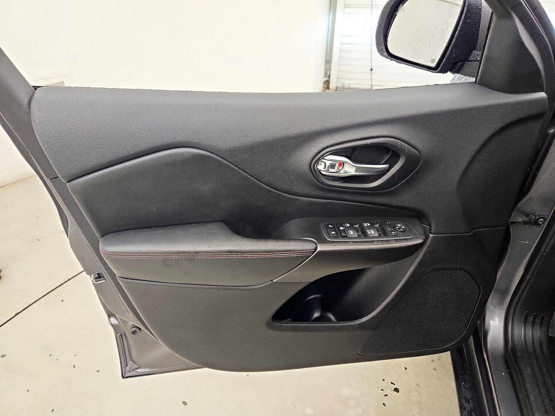 Thumbnail: 2020 Jeep Cherokee - 12