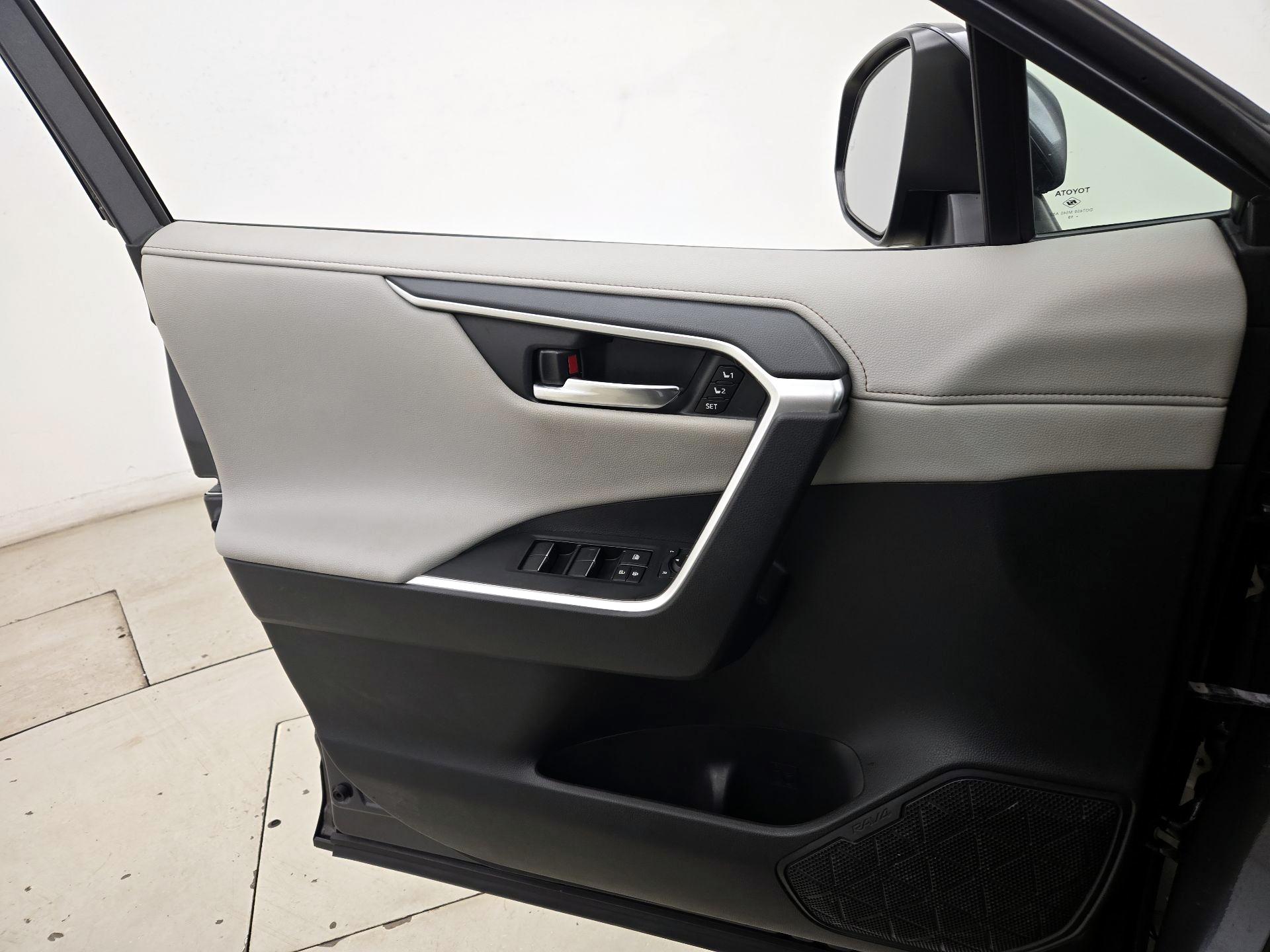 Thumbnail: 2020 Toyota RAV4 - 12