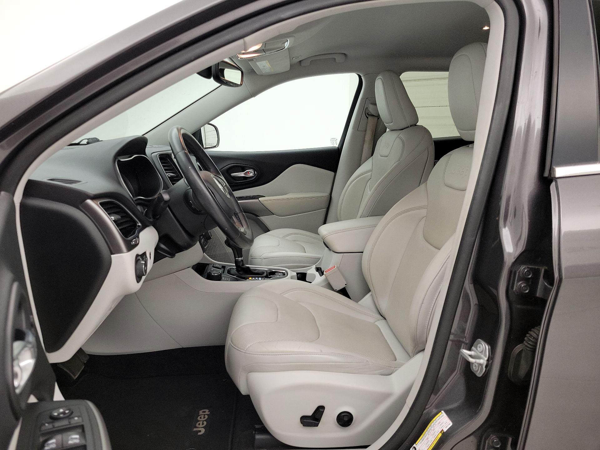 Thumbnail: 2019 Jeep Cherokee - 11