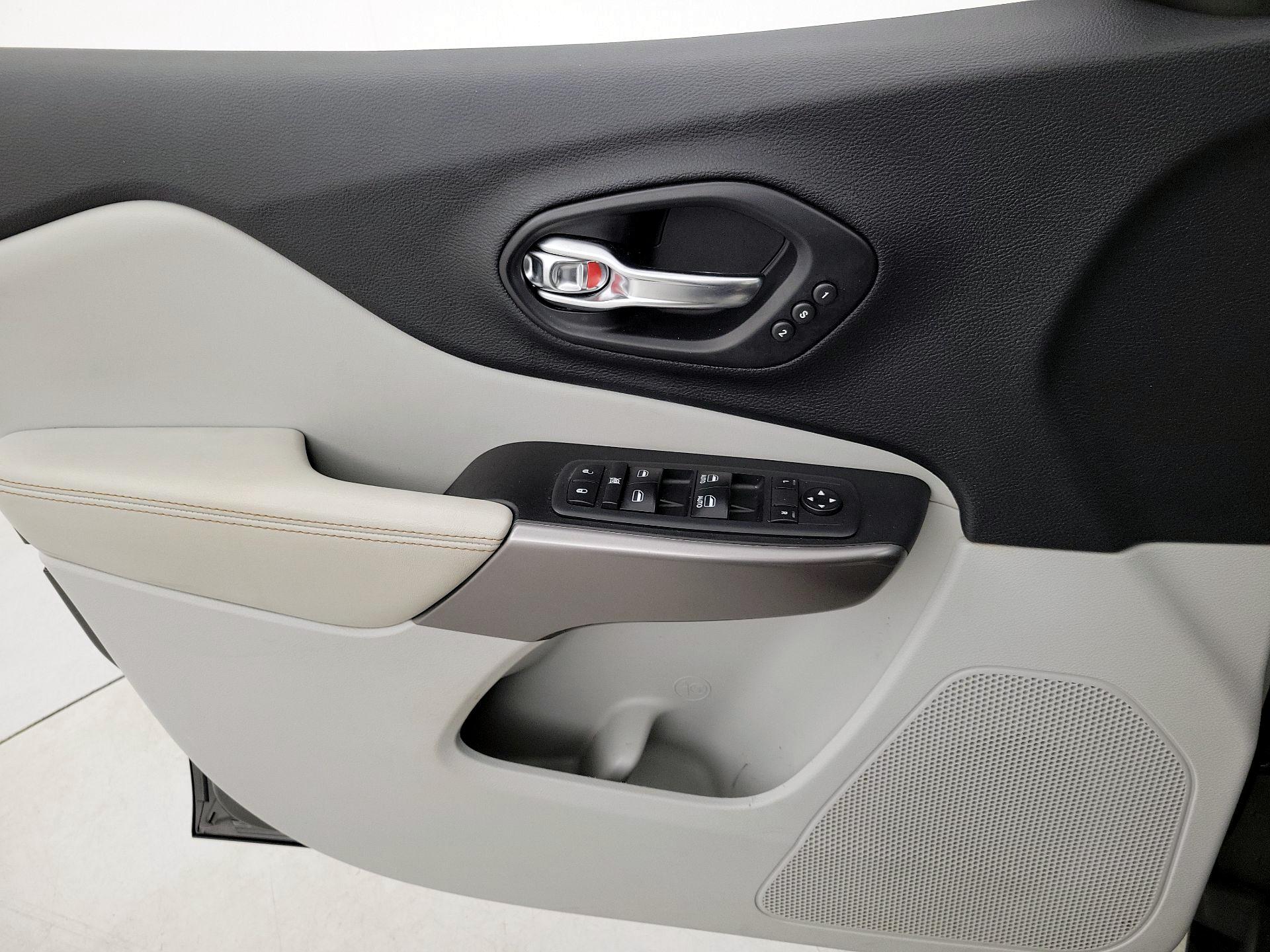 Thumbnail: 2019 Jeep Cherokee - 12