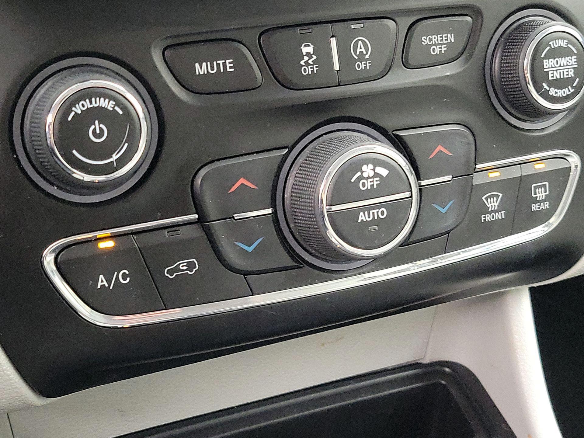 Thumbnail: 2019 Jeep Cherokee - 16