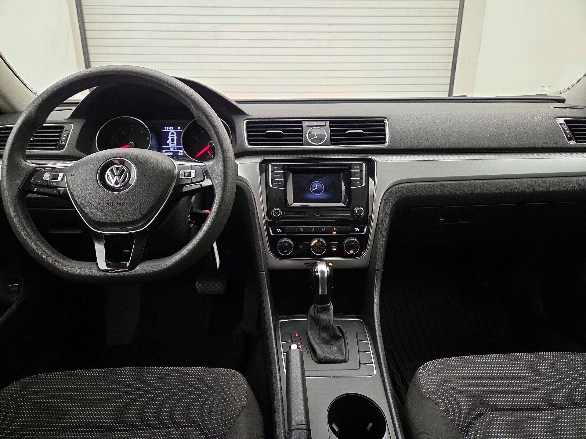 Thumbnail: 2016 Volkswagen Passat - 9