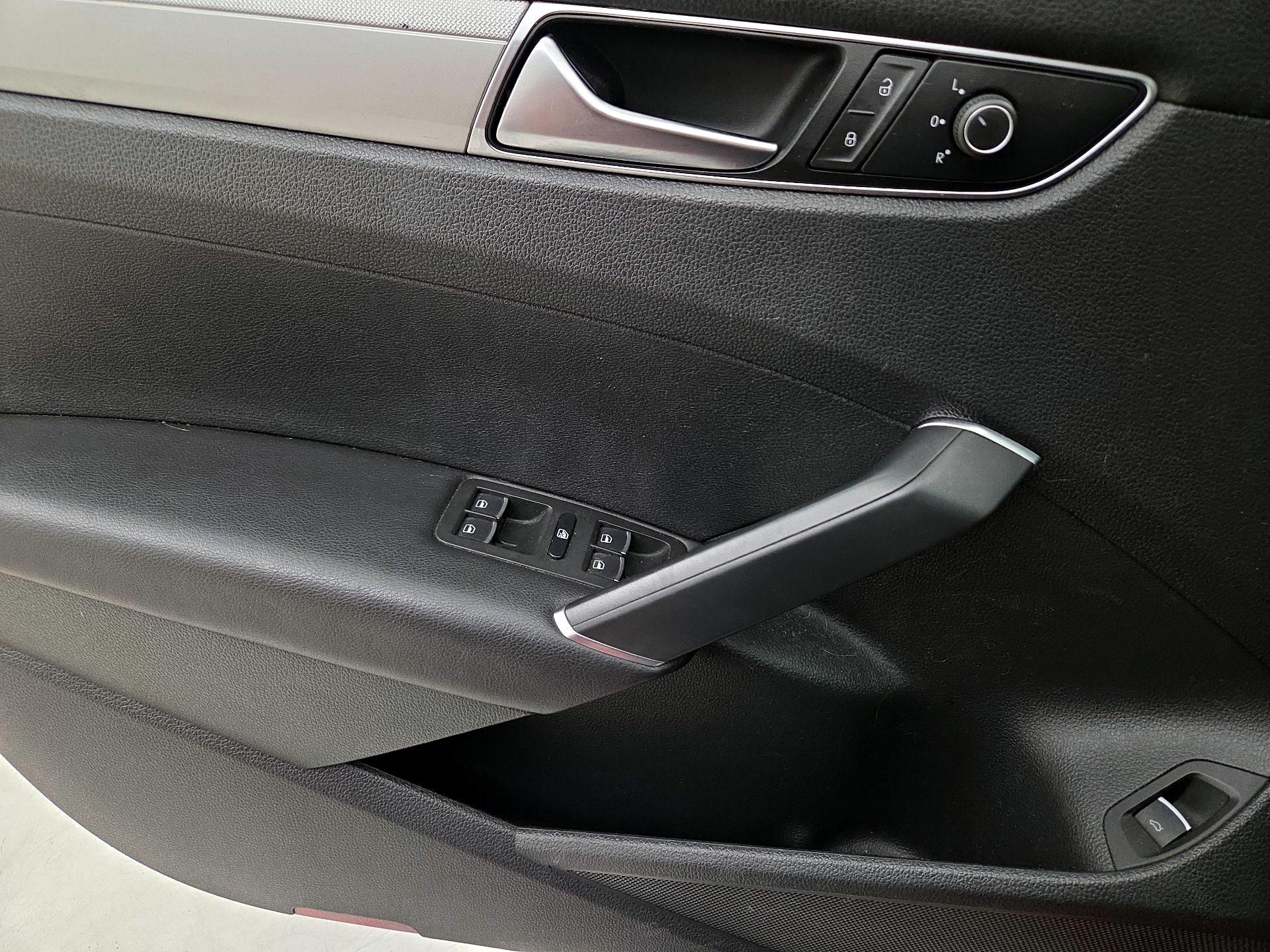 Thumbnail: 2016 Volkswagen Passat - 12