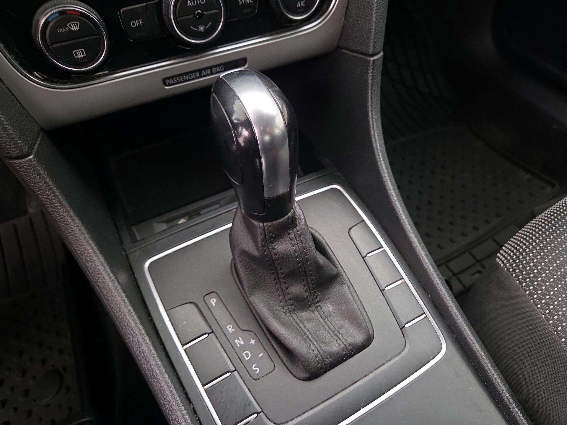 Thumbnail: 2016 Volkswagen Passat - 16