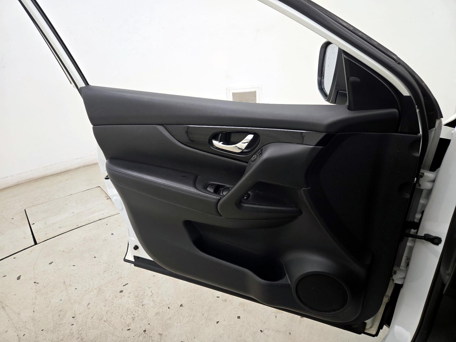 Thumbnail: 2017 Nissan Rogue Sport - 12