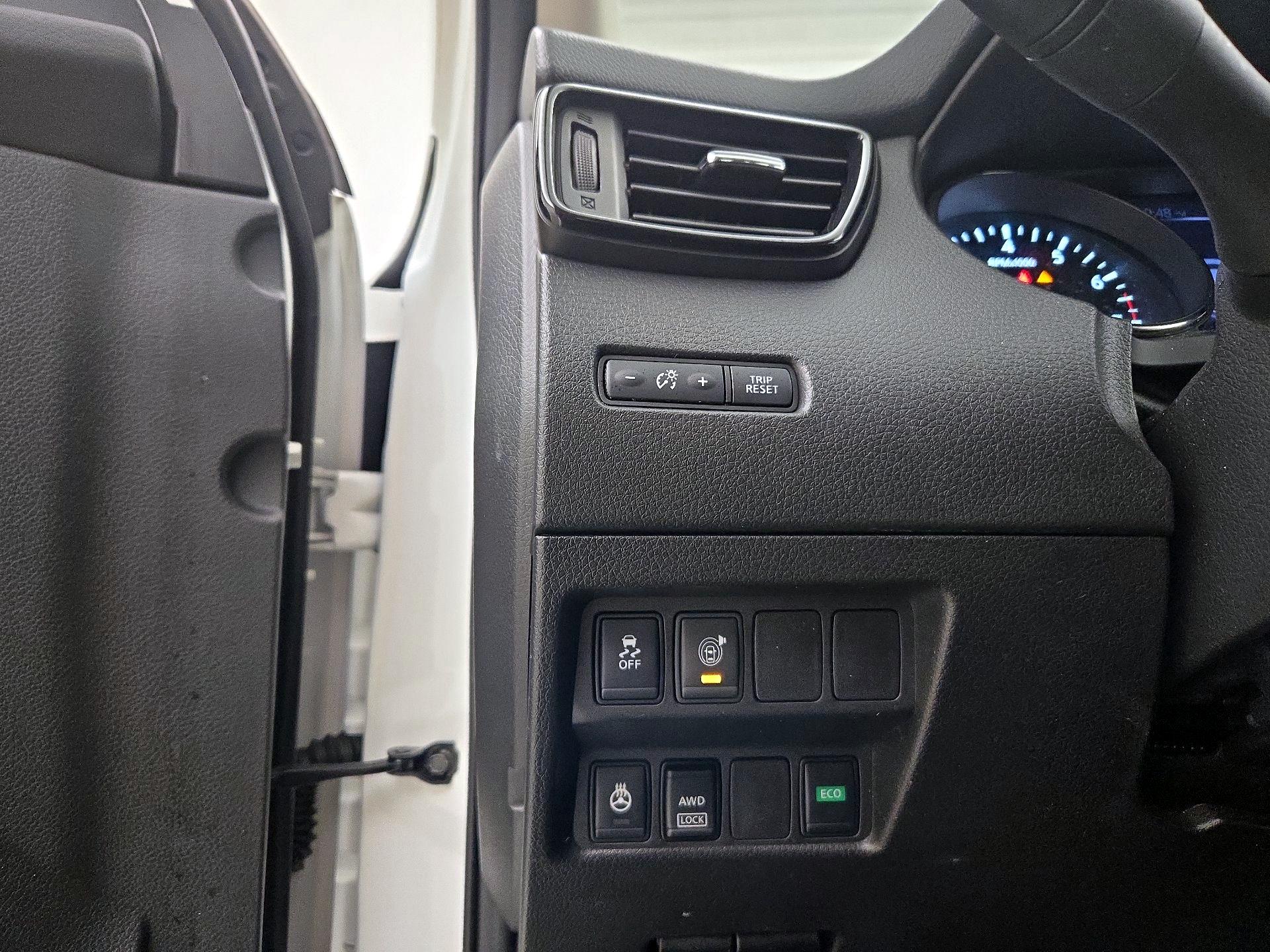 Thumbnail: 2017 Nissan Rogue Sport - 13