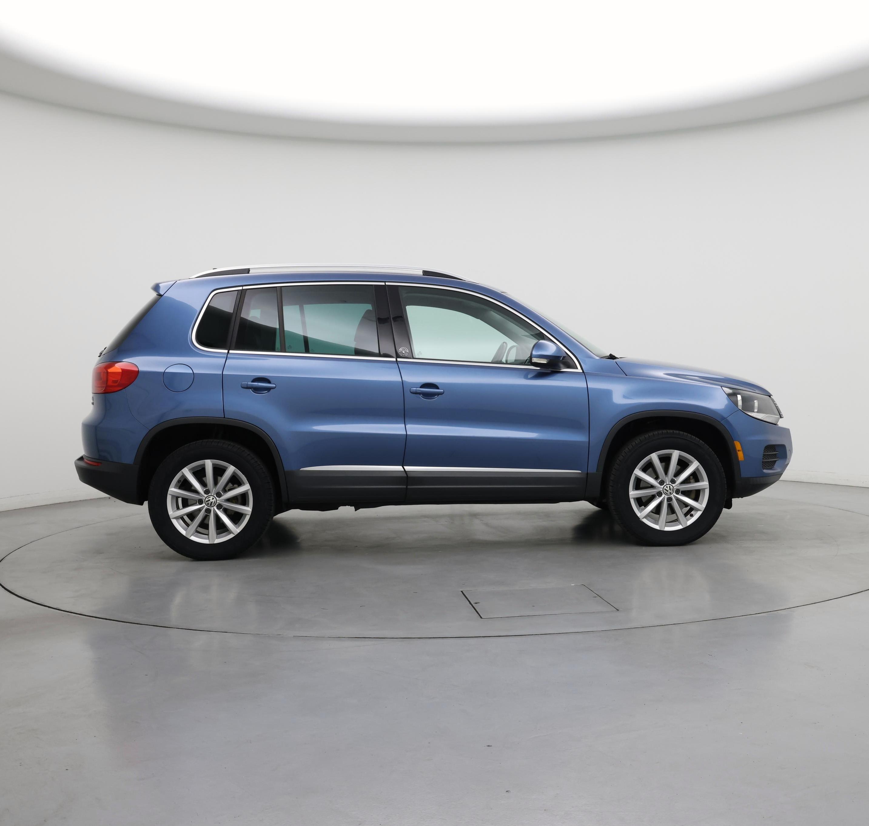 Thumbnail: 2017 Volkswagen Tiguan - 7