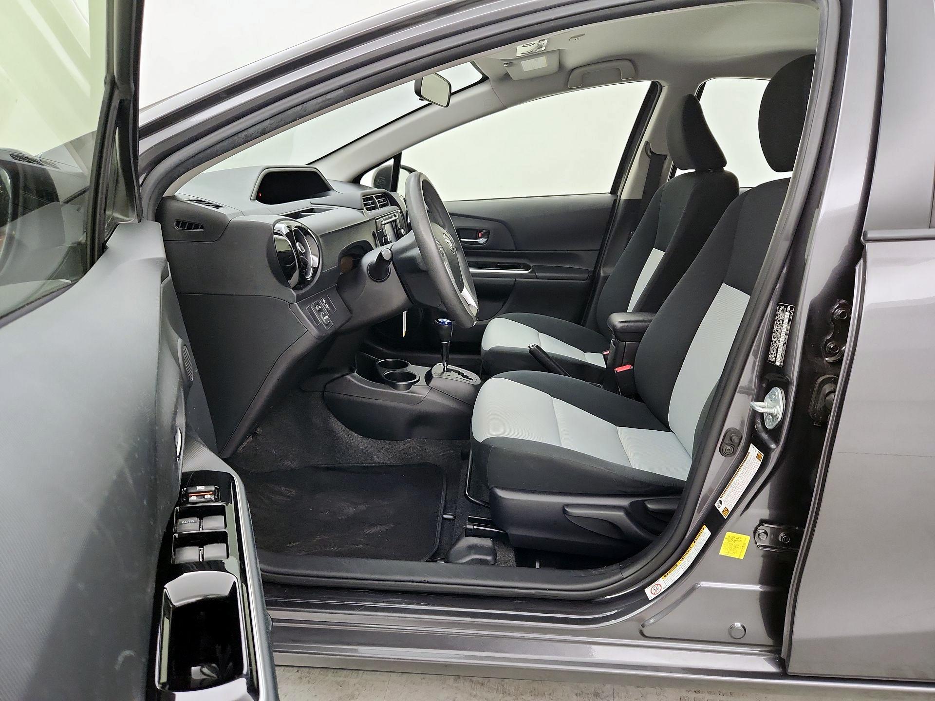Thumbnail: 2015 Toyota Prius c - 11