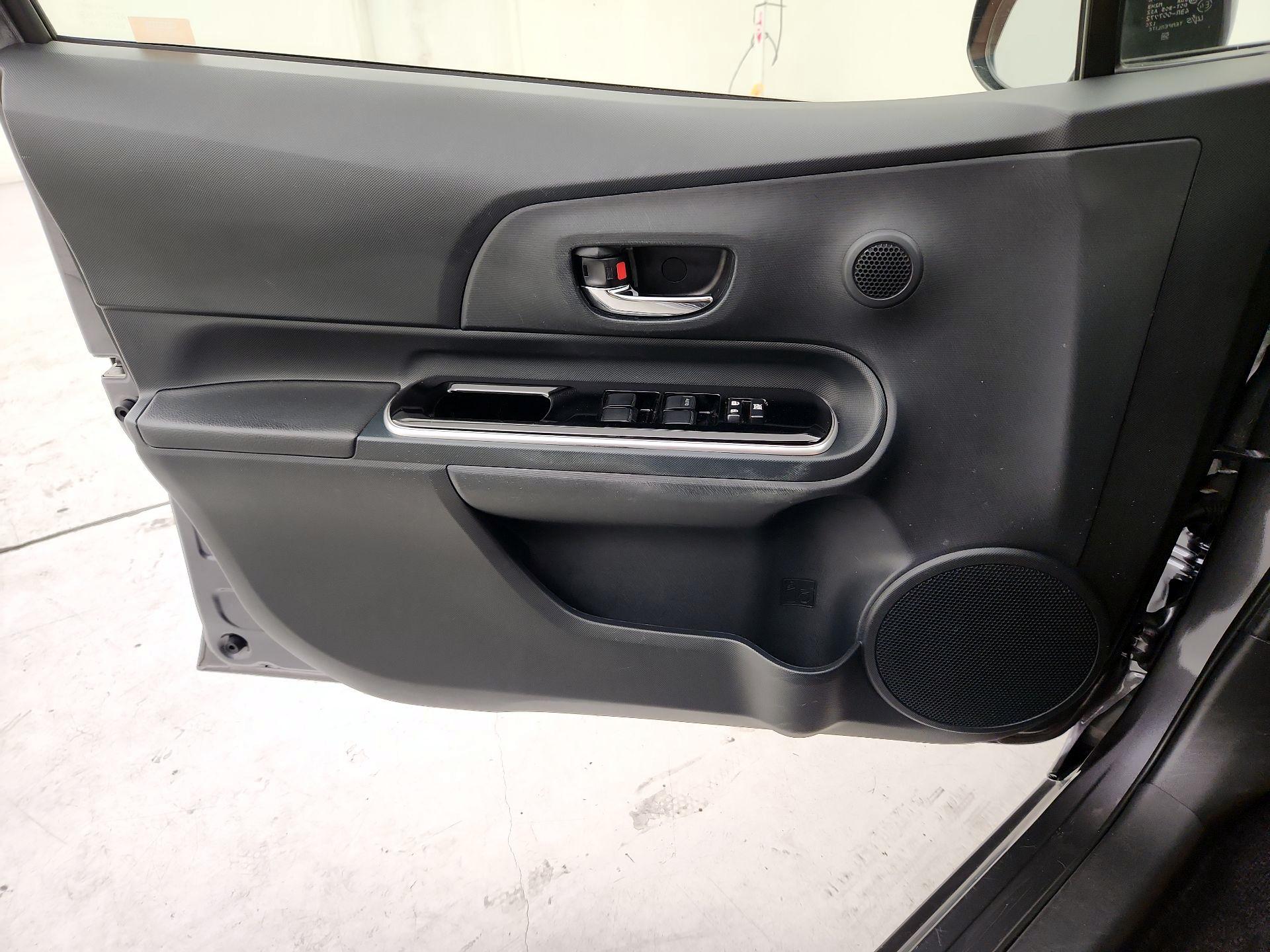 Thumbnail: 2015 Toyota Prius c - 12