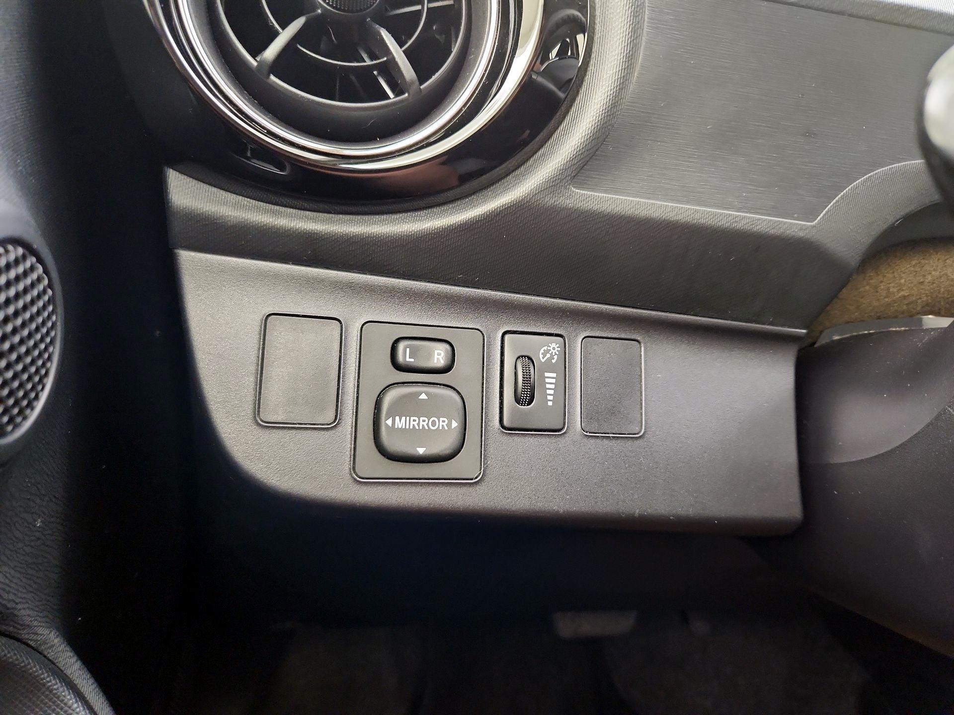 Thumbnail: 2015 Toyota Prius c - 13