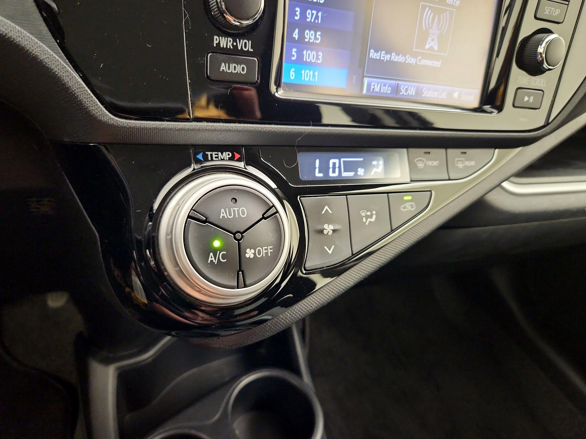 Thumbnail: 2015 Toyota Prius c - 15
