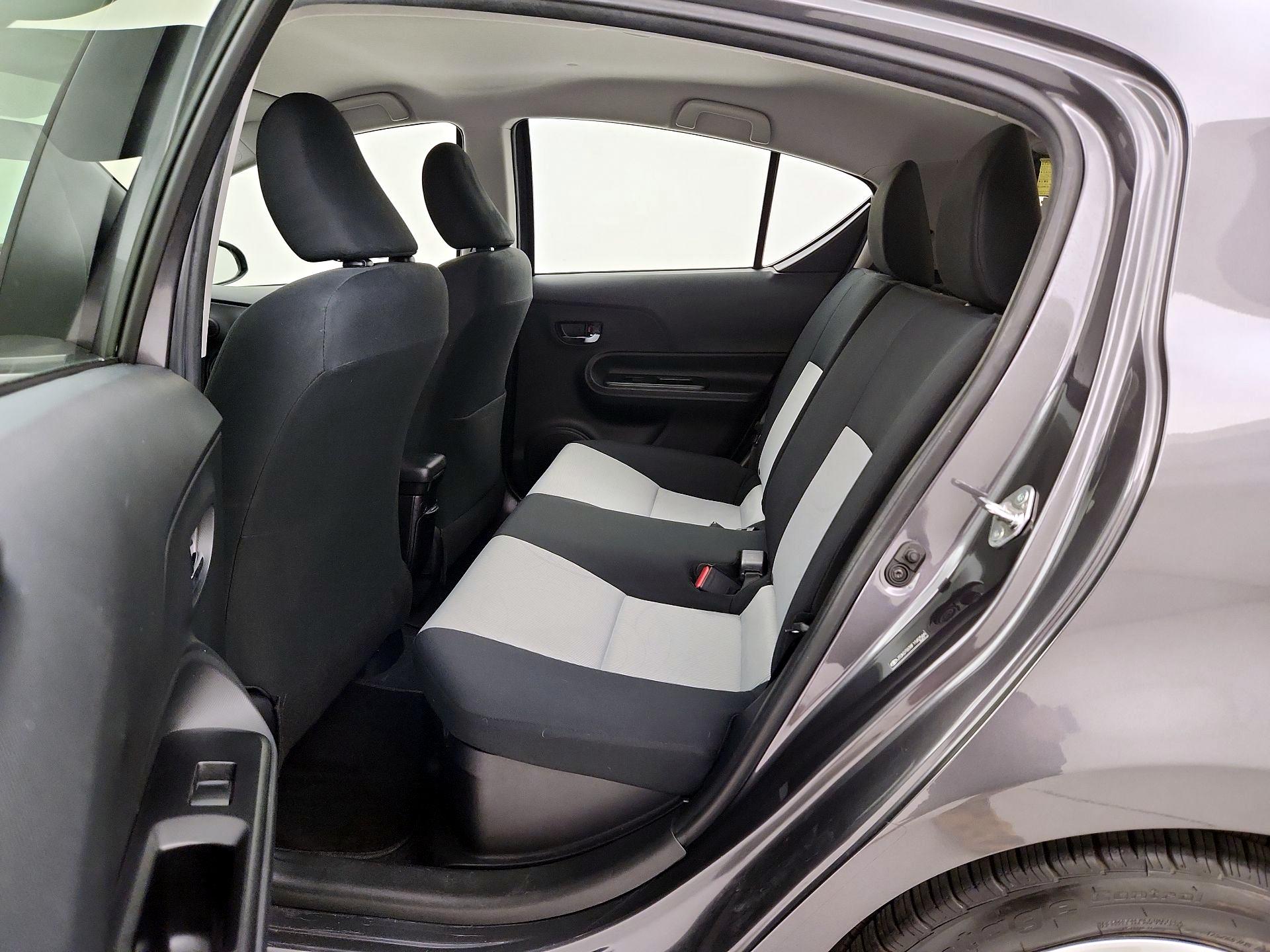 Thumbnail: 2015 Toyota Prius c - 18
