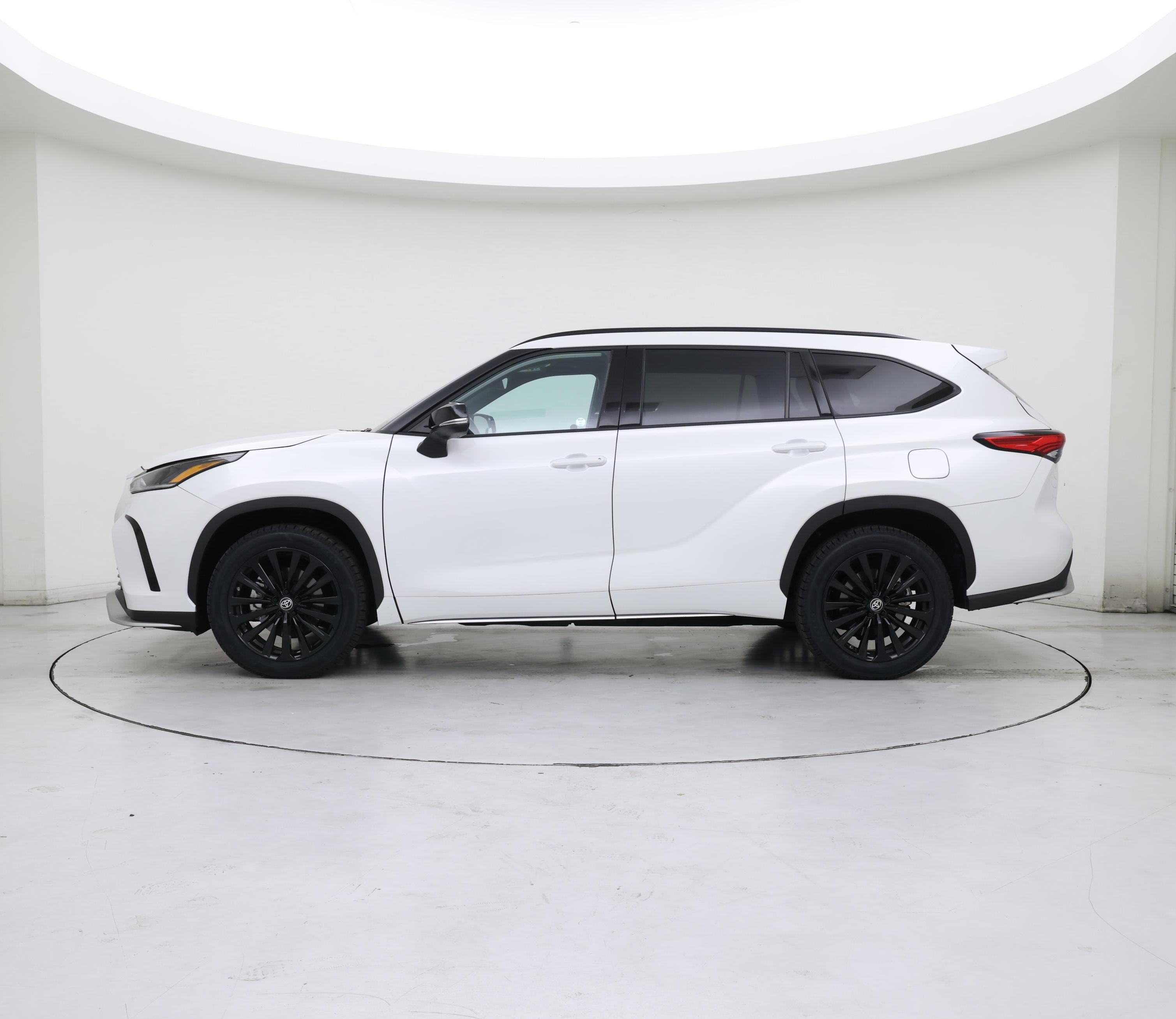 Thumbnail: 2023 Toyota Highlander - 3