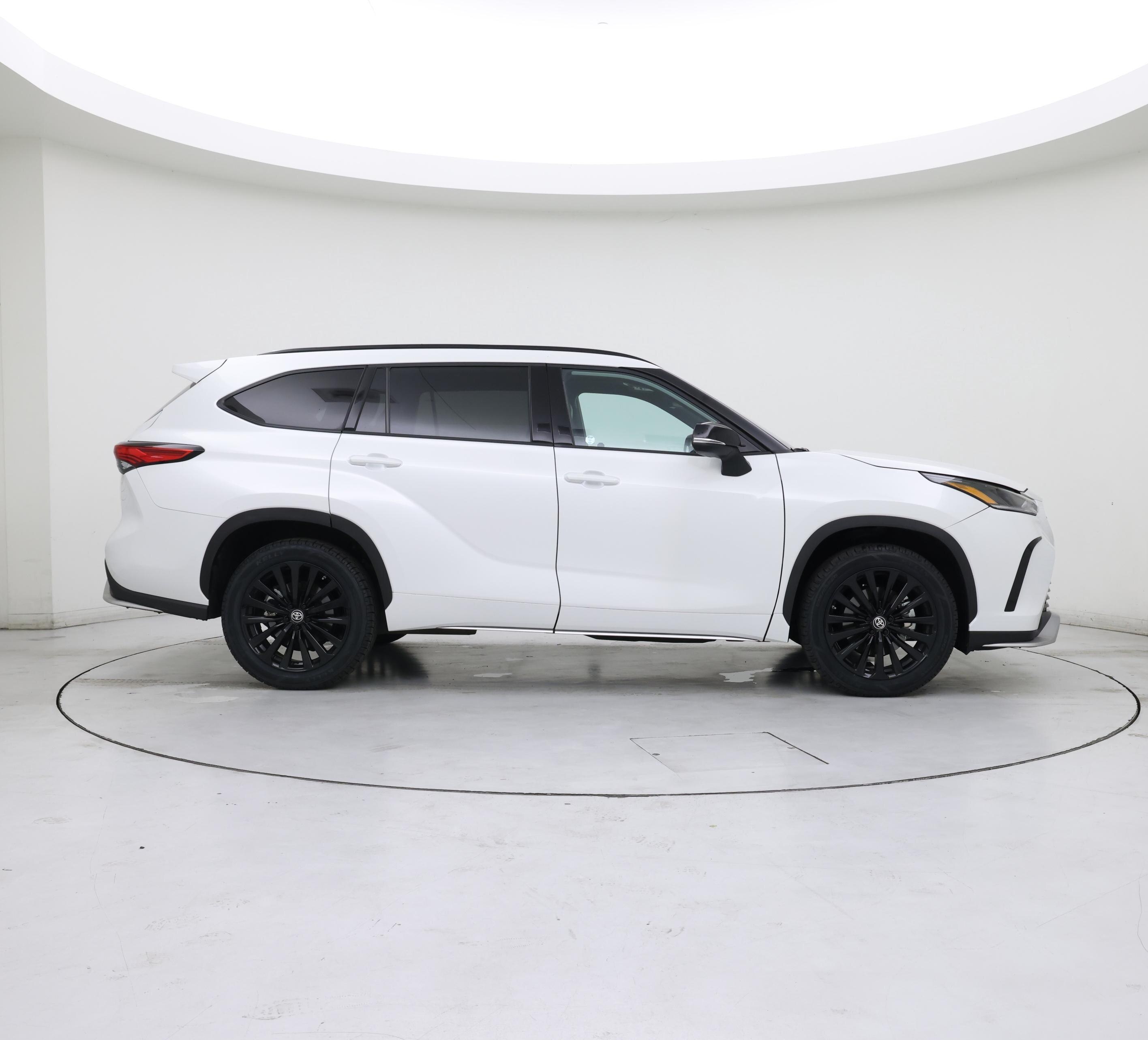 Thumbnail: 2023 Toyota Highlander - 7