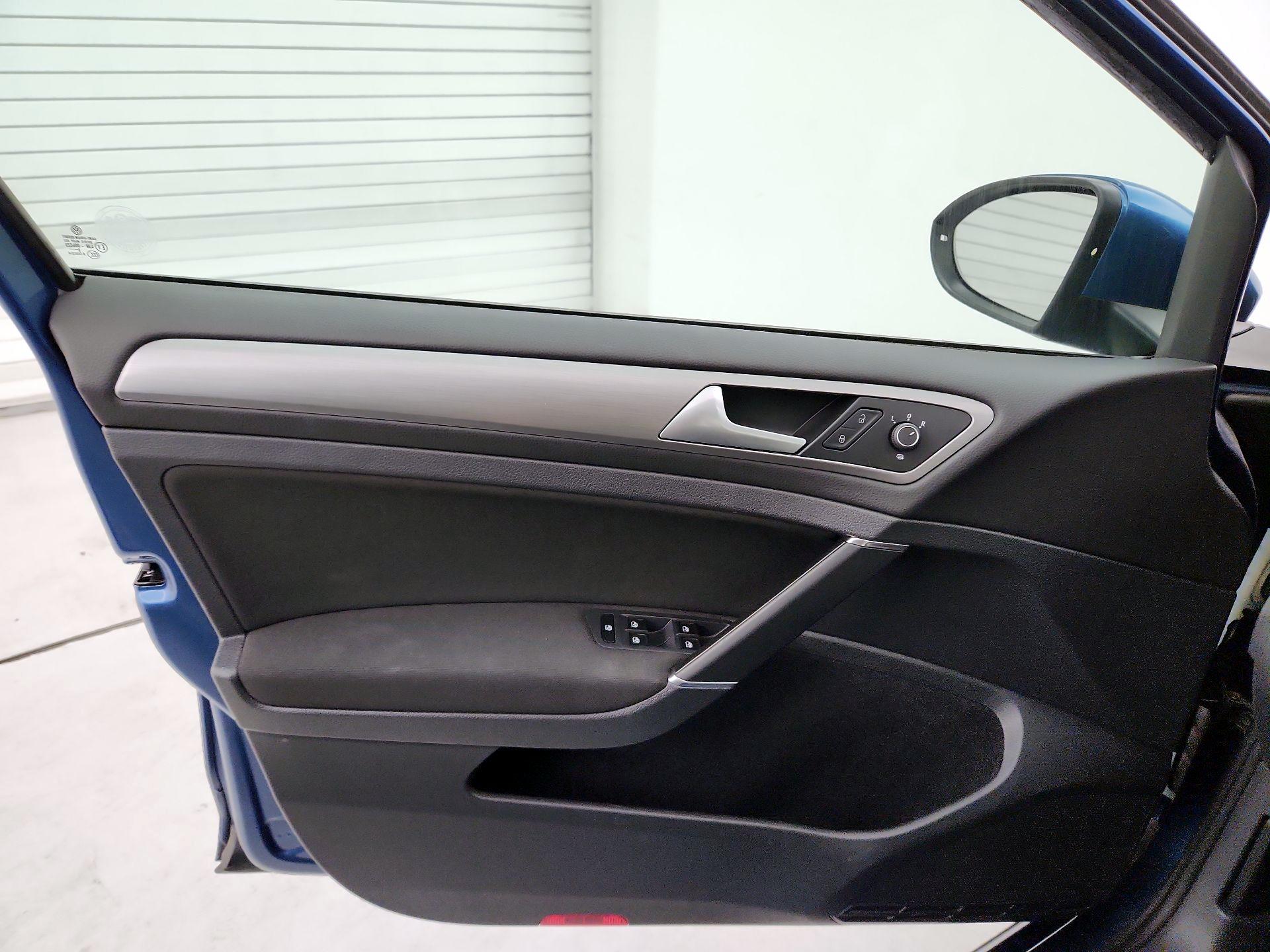 Thumbnail: 2016 Volkswagen Golf - 12