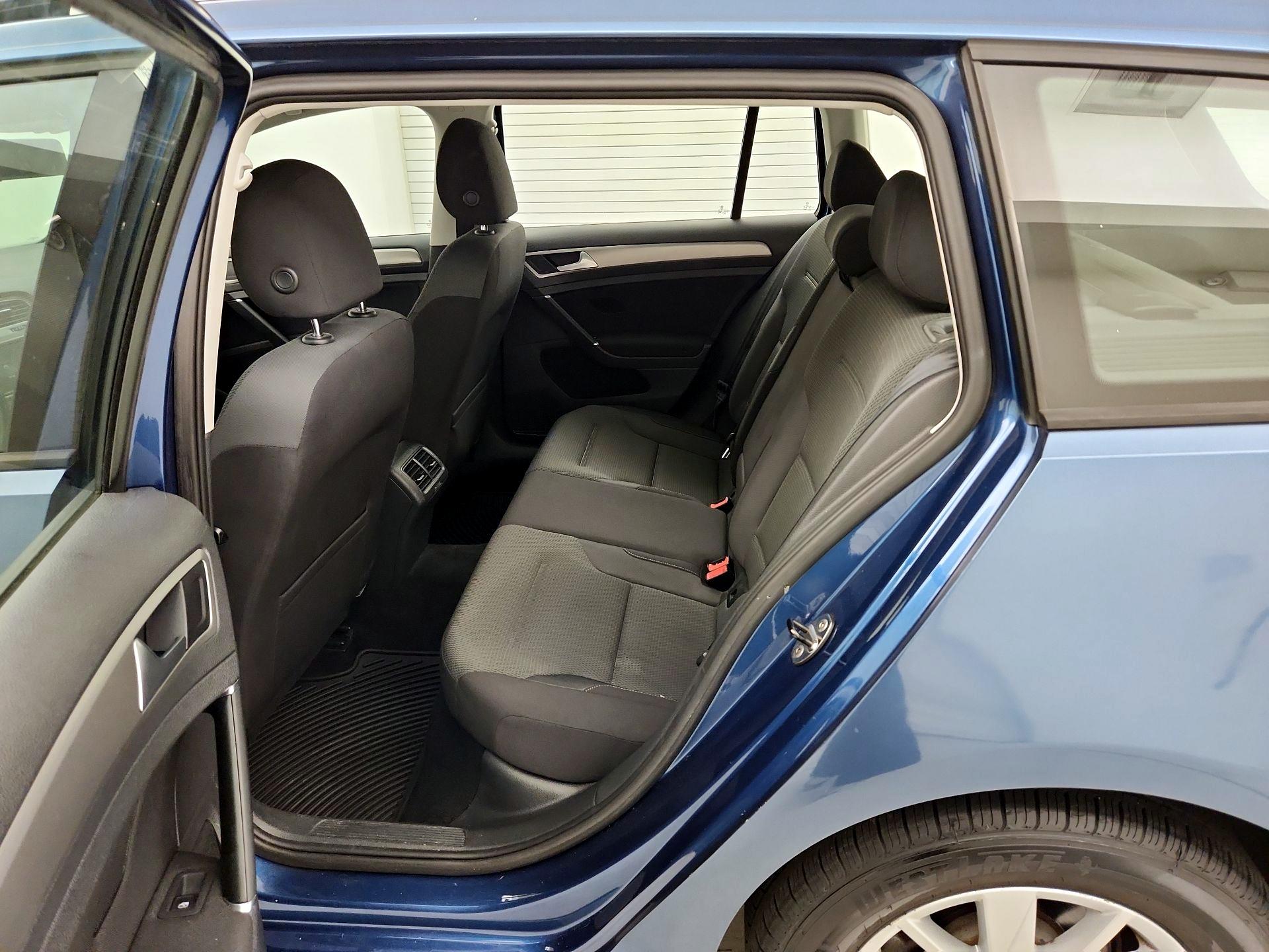 Thumbnail: 2016 Volkswagen Golf - 20