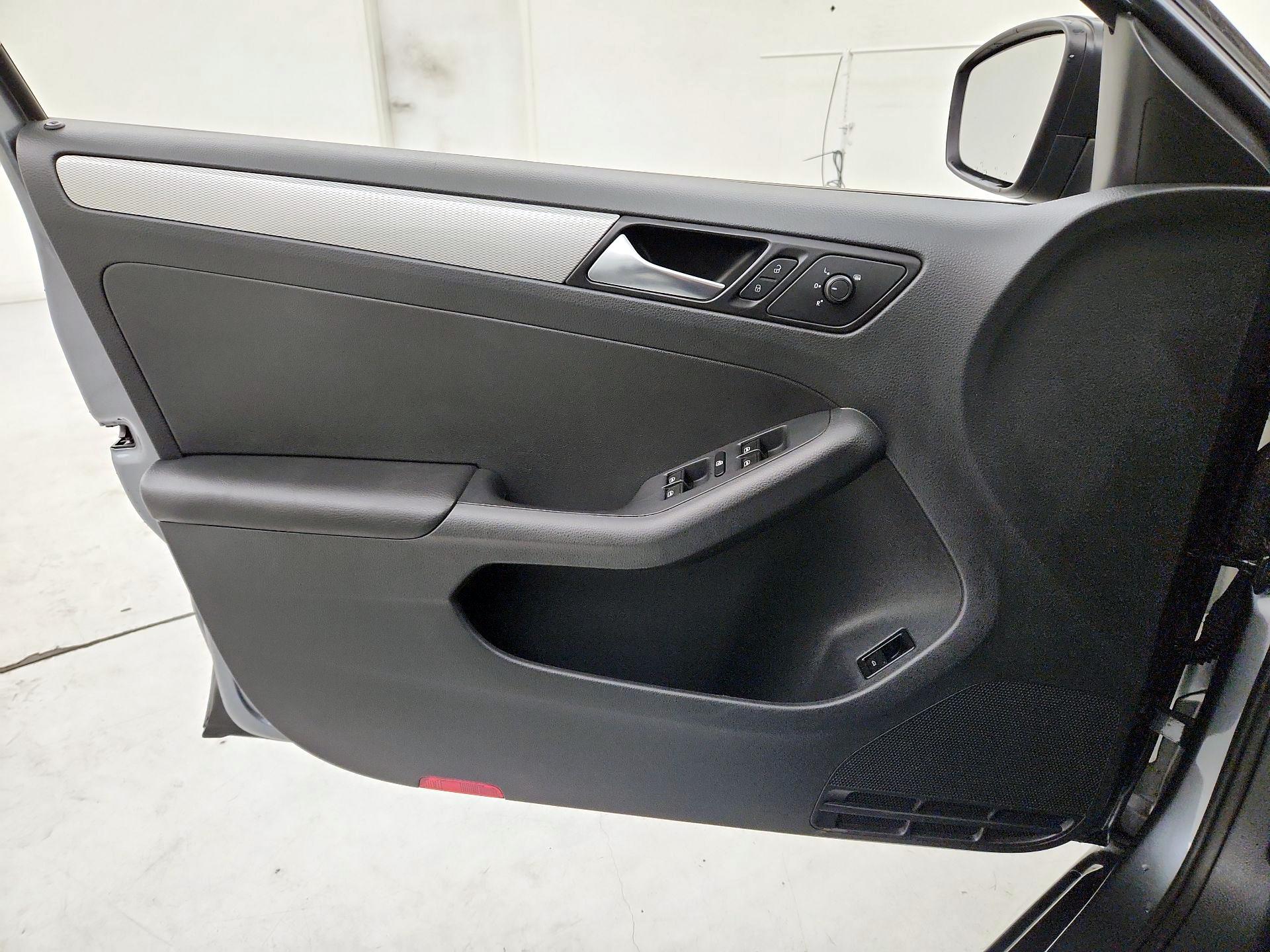 Thumbnail: 2016 Volkswagen Jetta - 12