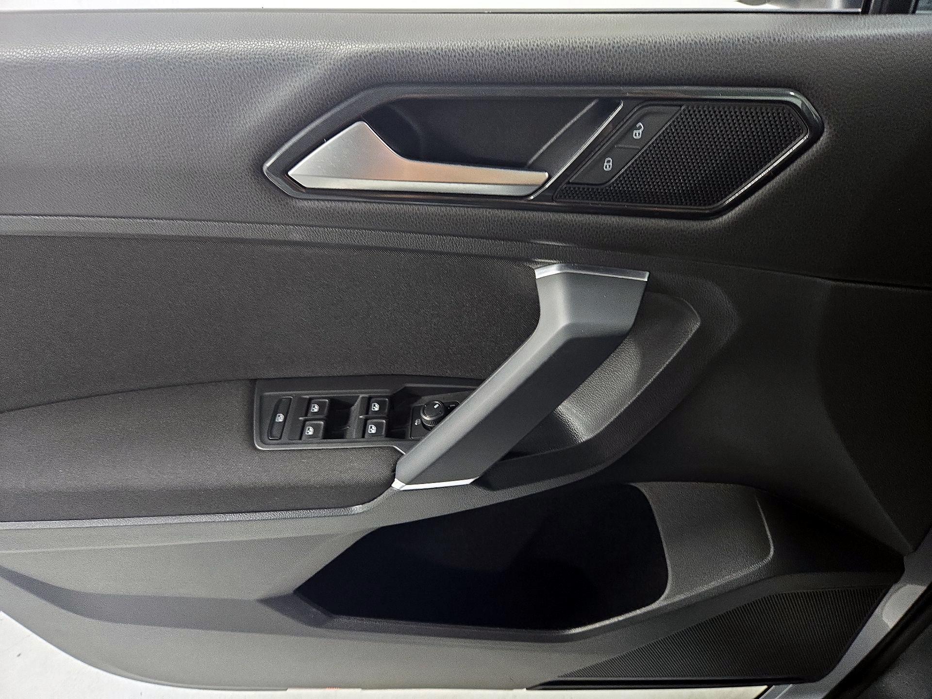 Thumbnail: 2018 Volkswagen Tiguan - 12