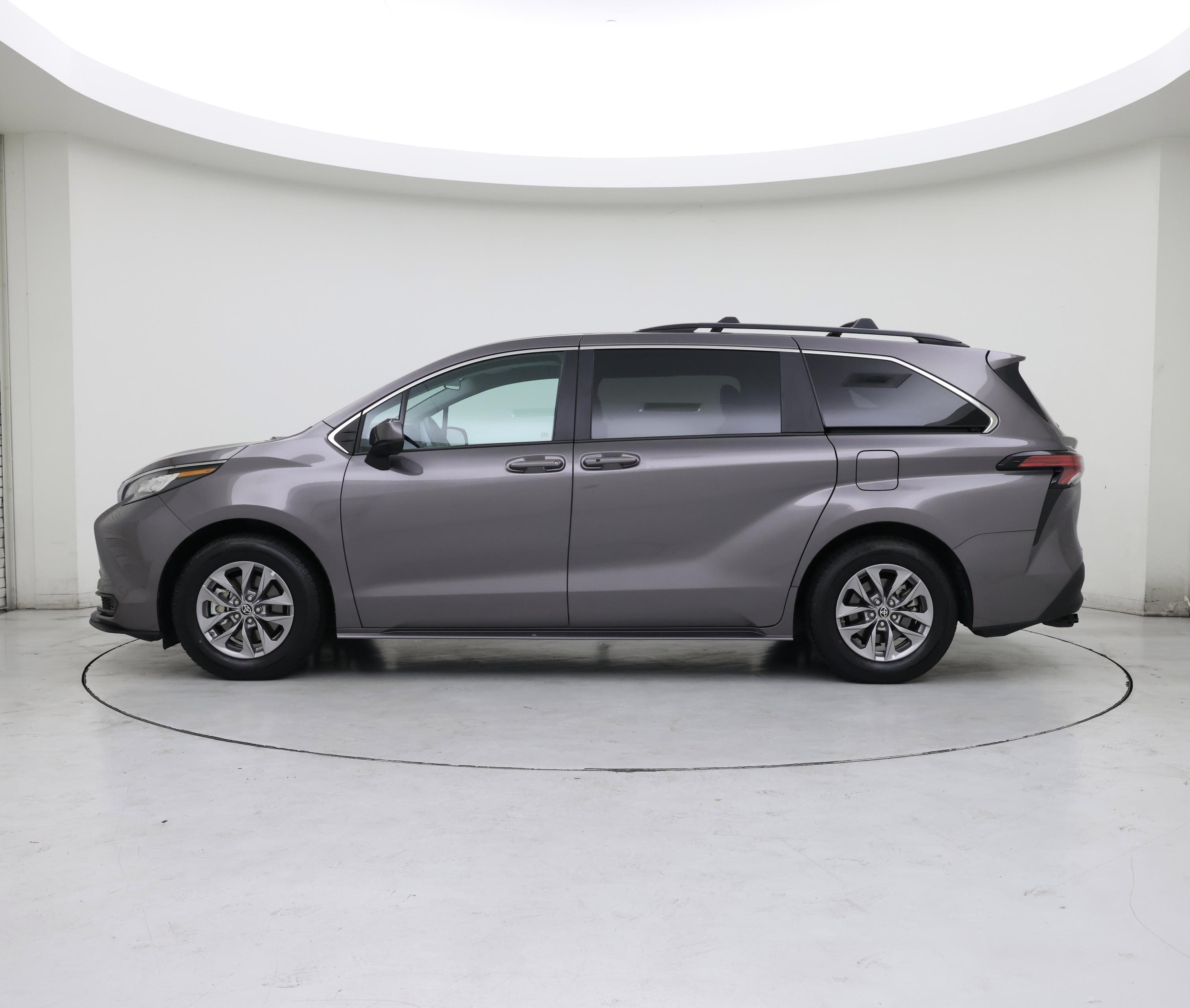 Thumbnail: 2021 Toyota Sienna - 3