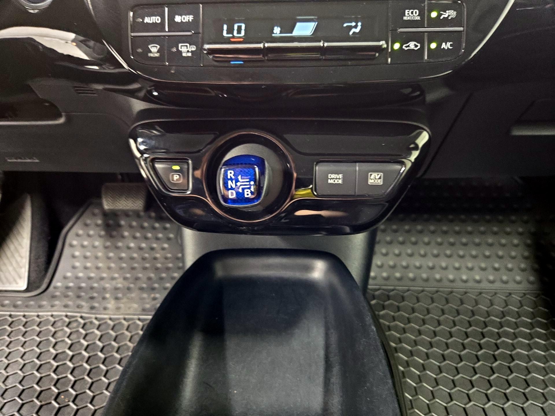 Thumbnail: 2016 Toyota Prius - 17