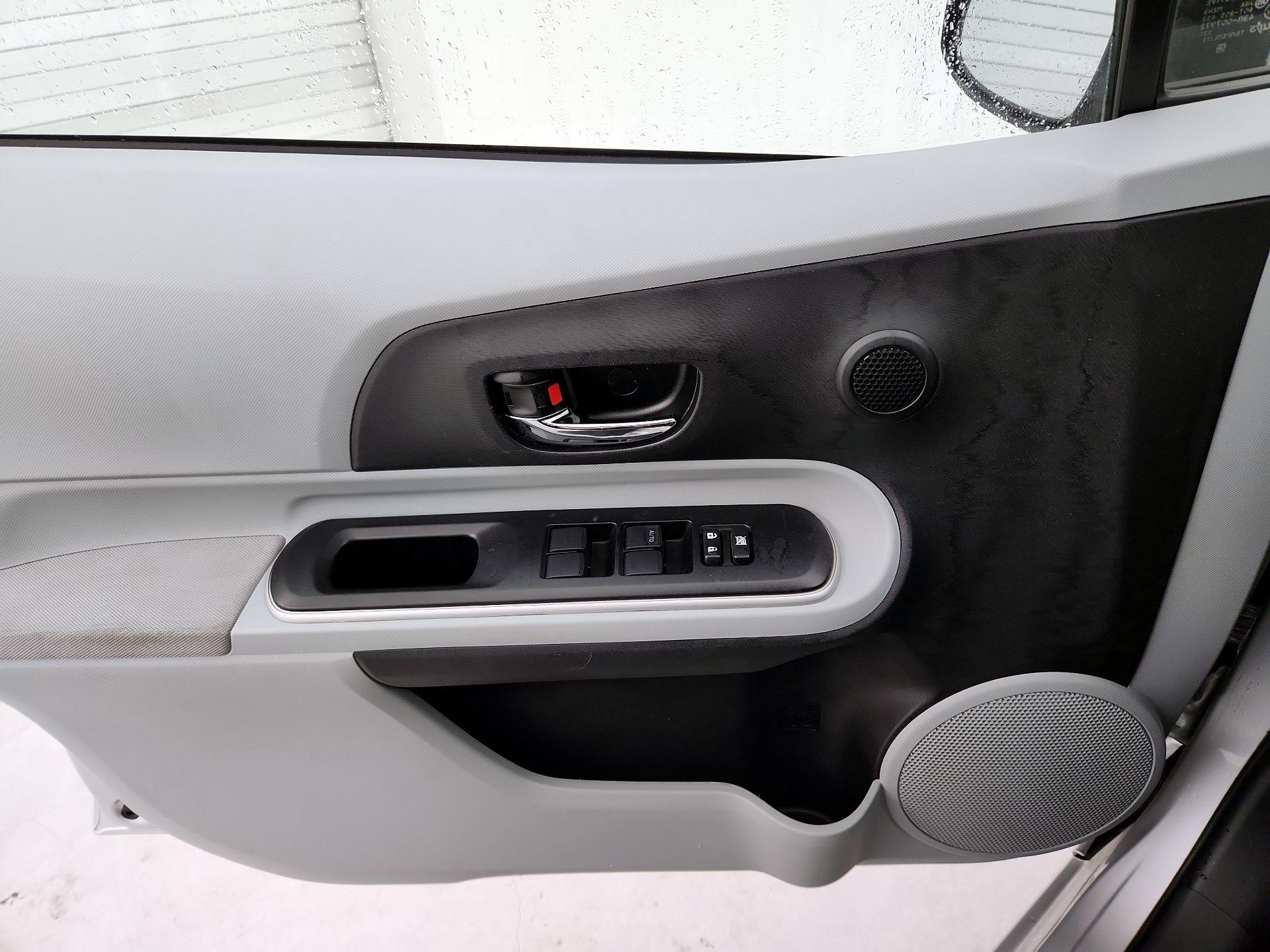 Thumbnail: 2014 Toyota Prius c - 12