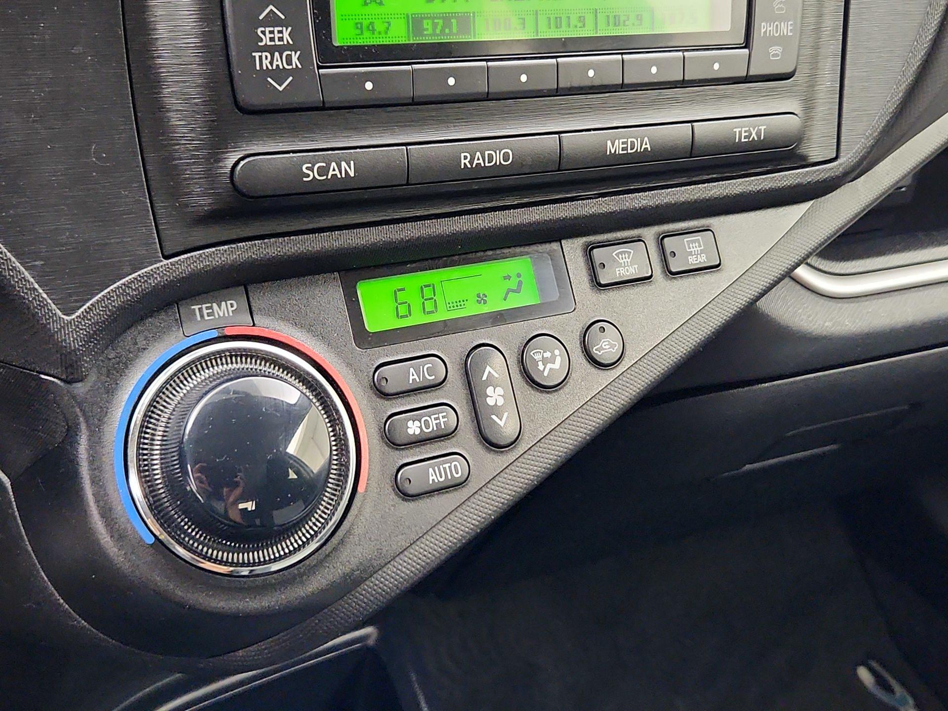 Thumbnail: 2014 Toyota Prius c - 15