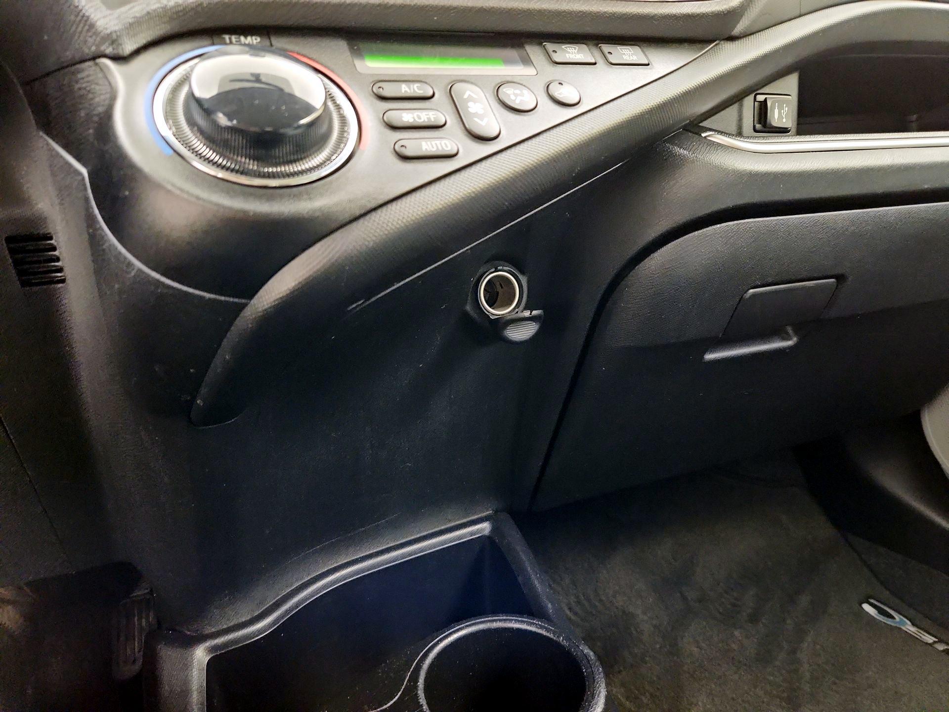 Thumbnail: 2014 Toyota Prius c - 17
